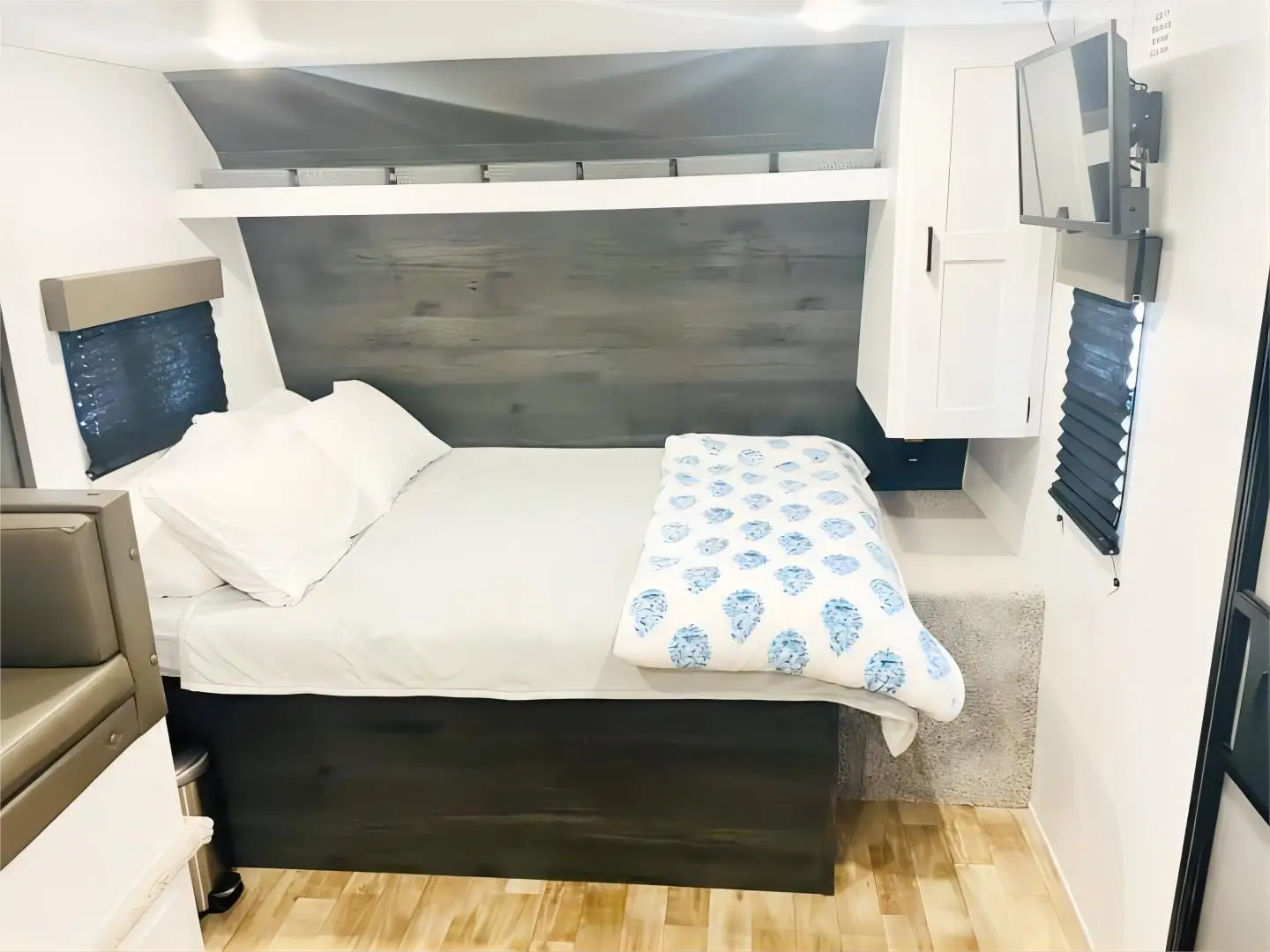 2024 Ecocampor Galvanized sheet Factory Hot Selling off Road Luxury Travel Trailer 21FT Caravan with Oven for Sale