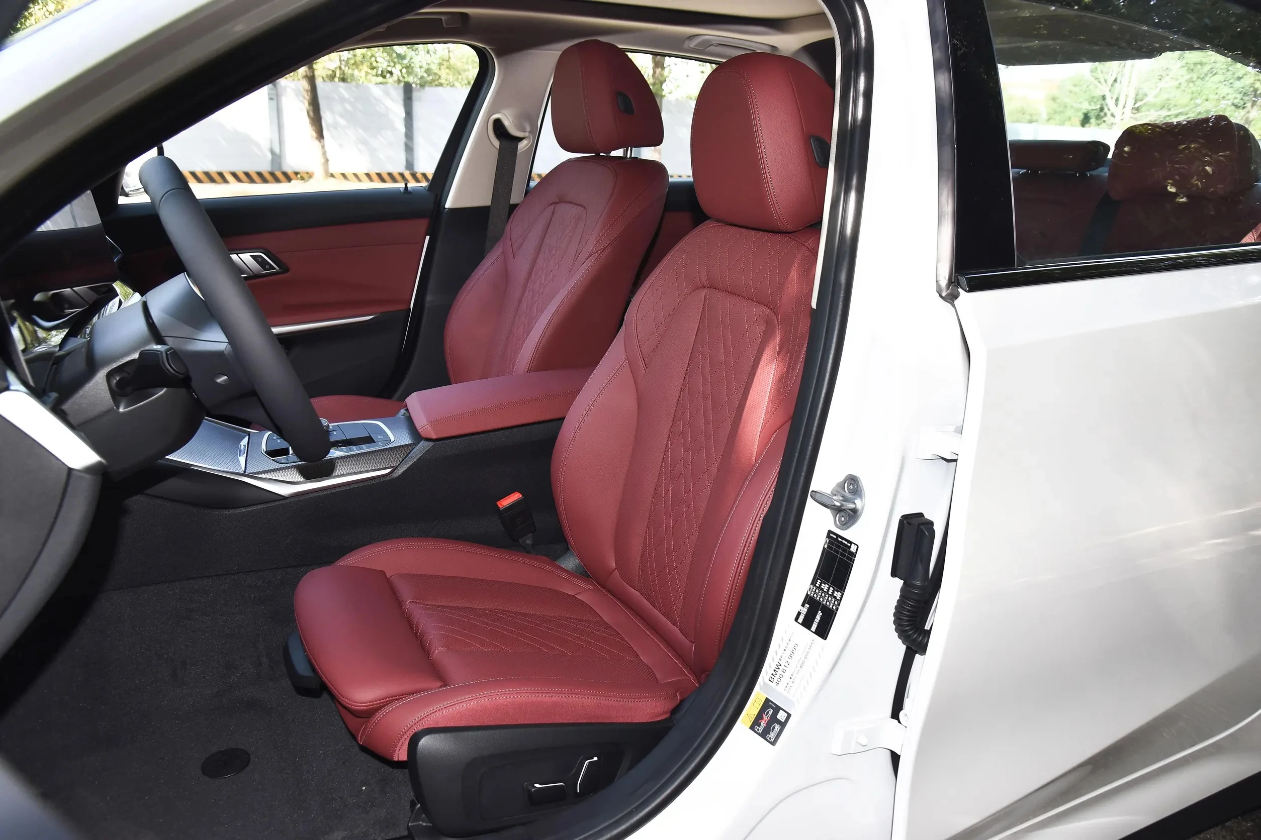 YK MOTORS B.M.W I3 White Midsize Car Four-door  Five-Seater Sedan In Stock