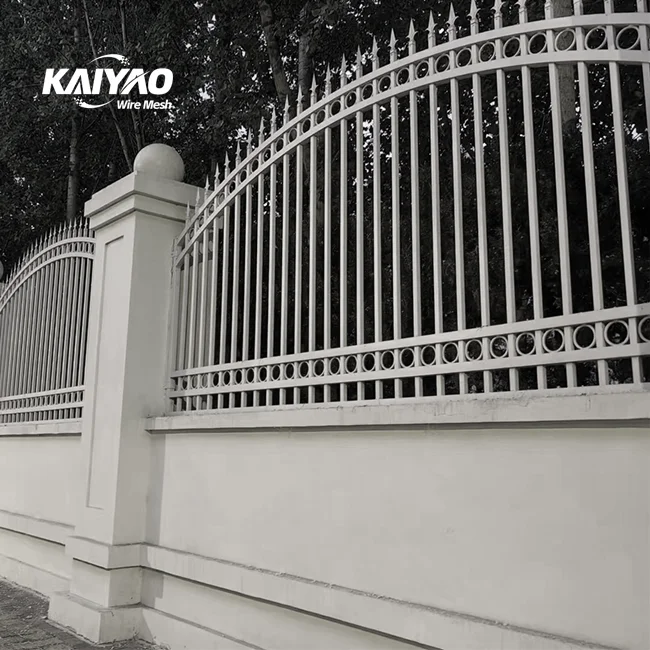 Индивидуальный забор из цинковой стали жилые районы железный каркас низкое обслуживание подчеркивающий безопасность красоты Доверенные менеджеры по недвижимости