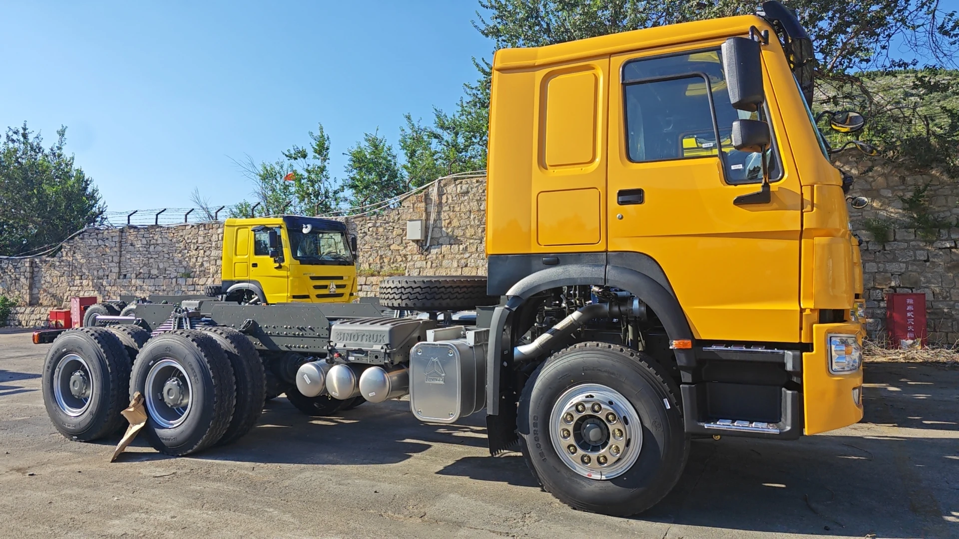 Sinotruk HOWO 380hp 6x4 10 10 Wheels  Truck Chassis