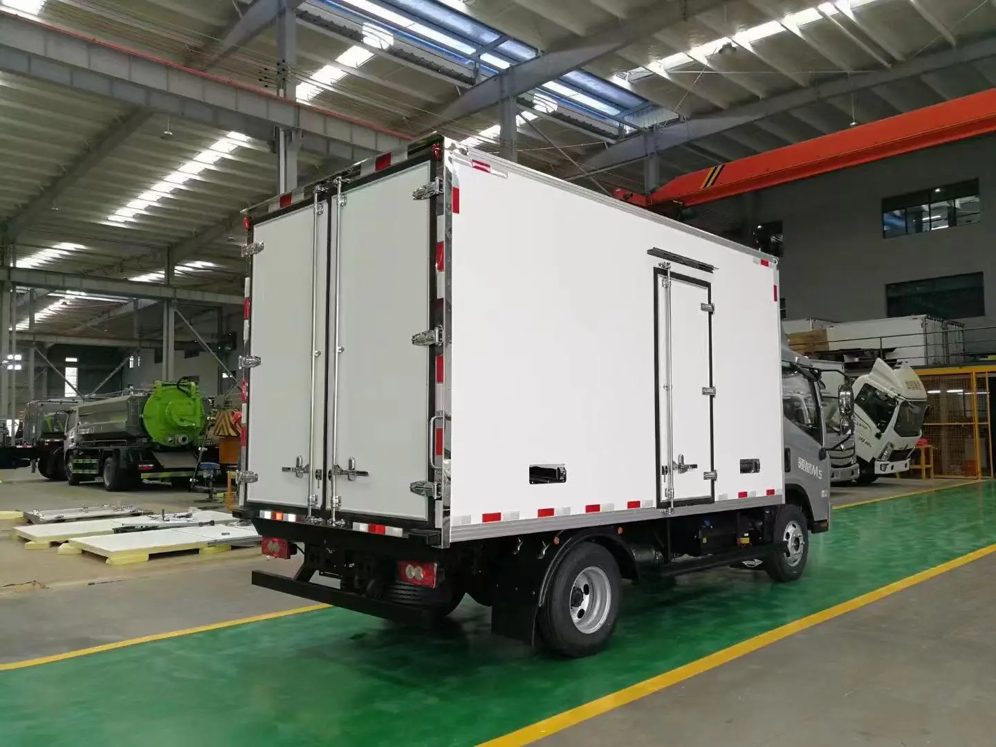 Factory price Foton Forland 4x2 Freezer refrigeratored truck for sale