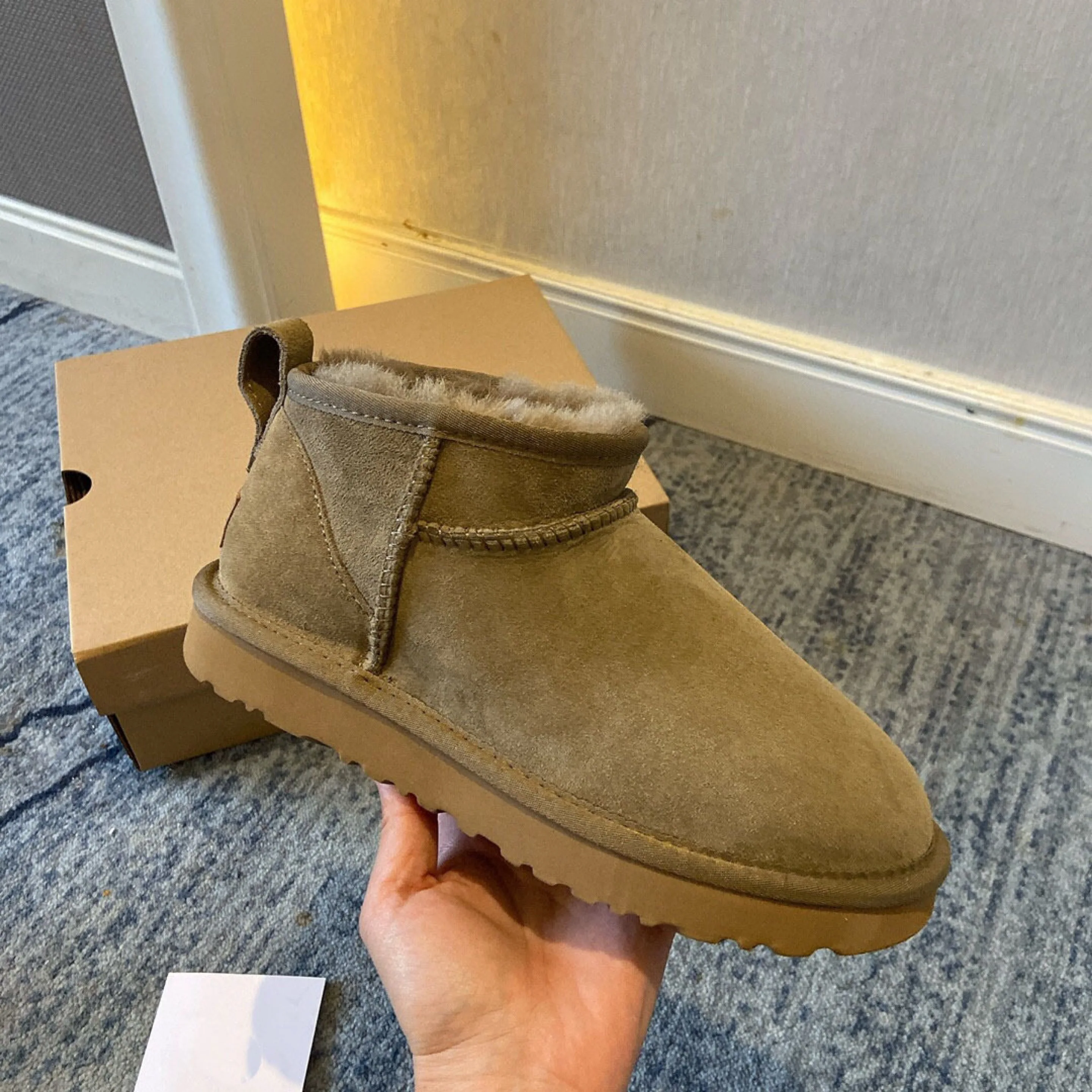 Best seller new fashion sheepskin fur winter fuzzy fur classic short quilted boot uggh snow boots for women with logo box