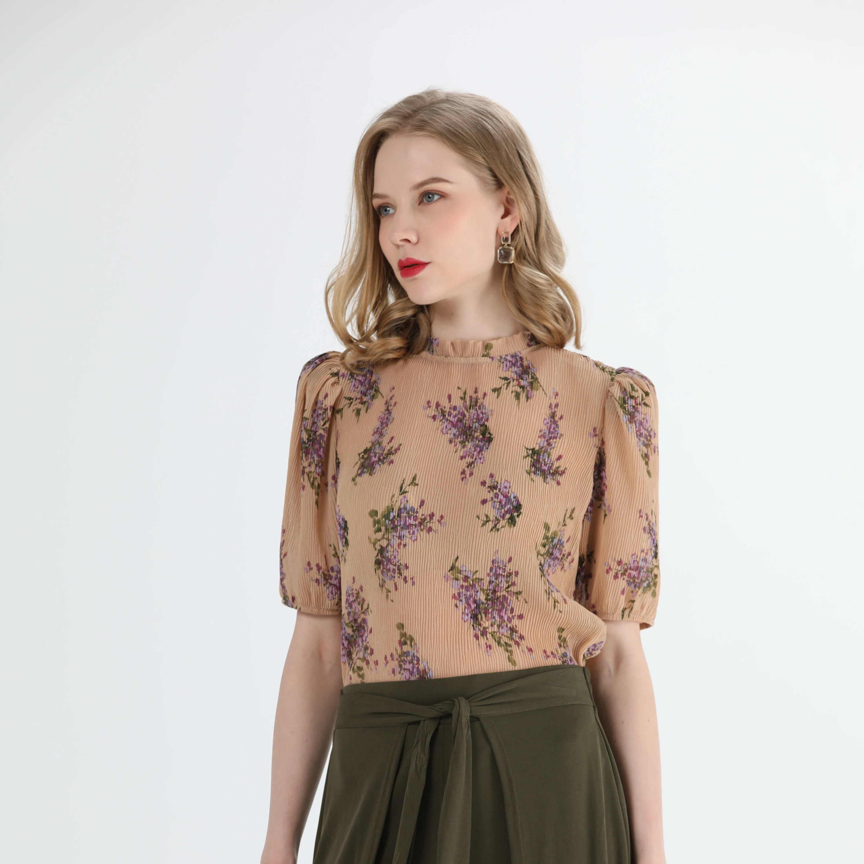 Женская шифоновая блузка с коротким рукавом и воротником с оборками