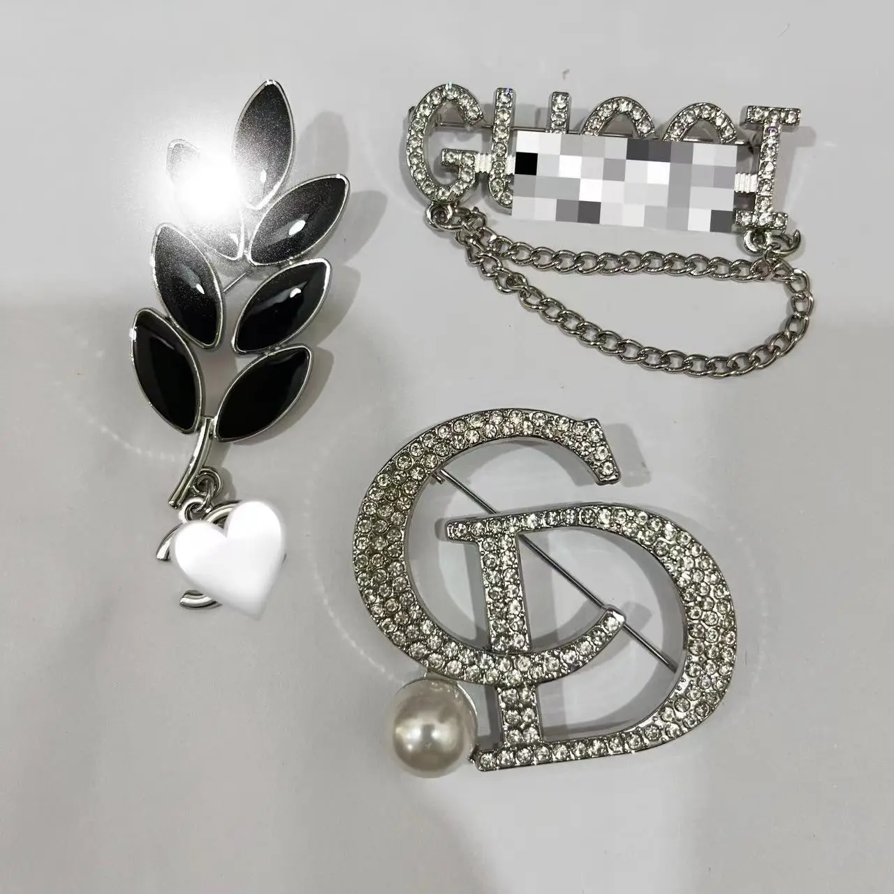 Wholesale women luxury letter M initial brooches cute monogram brooch with crystals