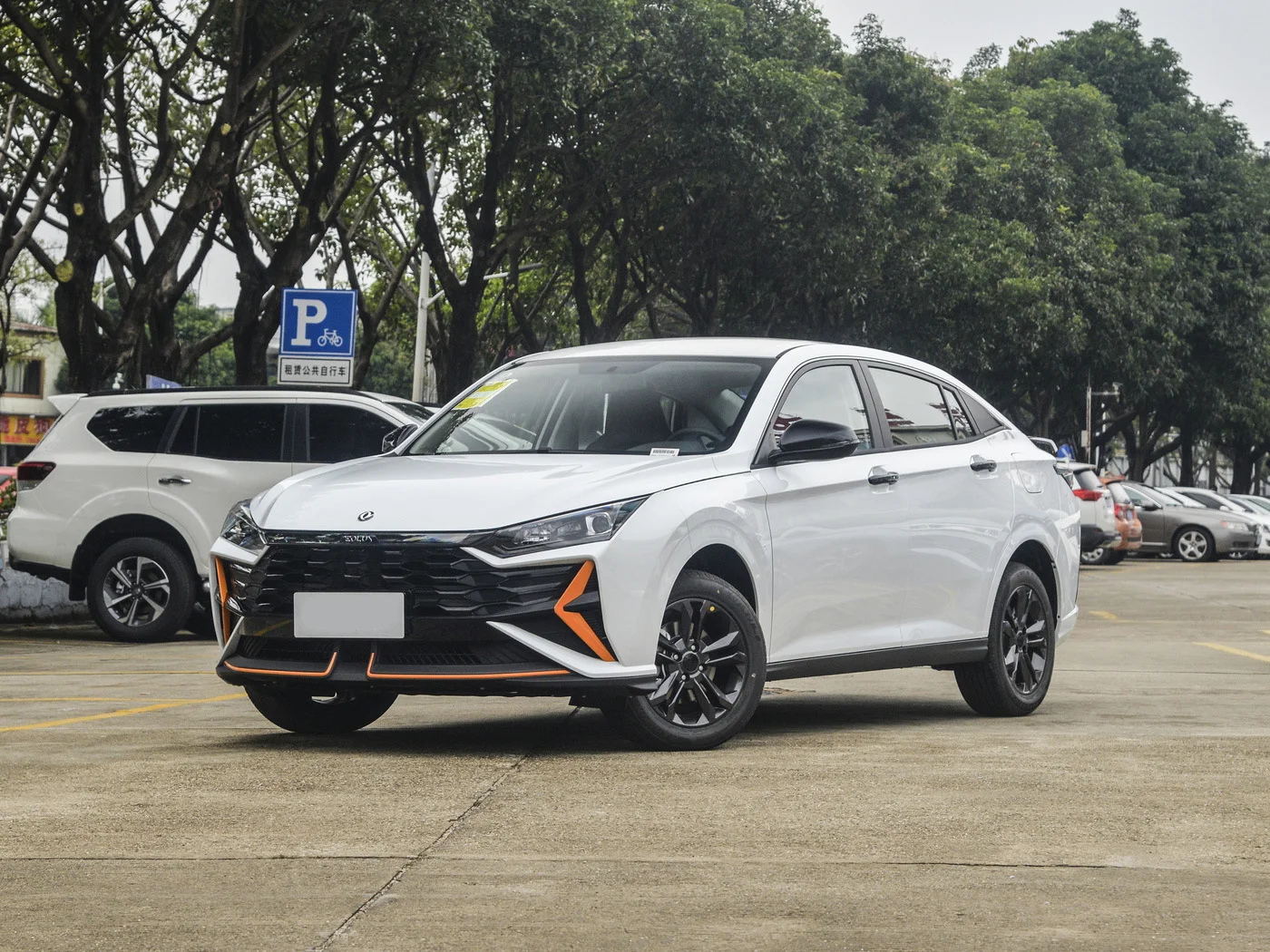 Китайский производитель бензиновых автомобилей Dongfeng AEOLUS YiXuan 4-дверный 5-местный седан недорогие подержанные автомобили с передним приводом для продажи