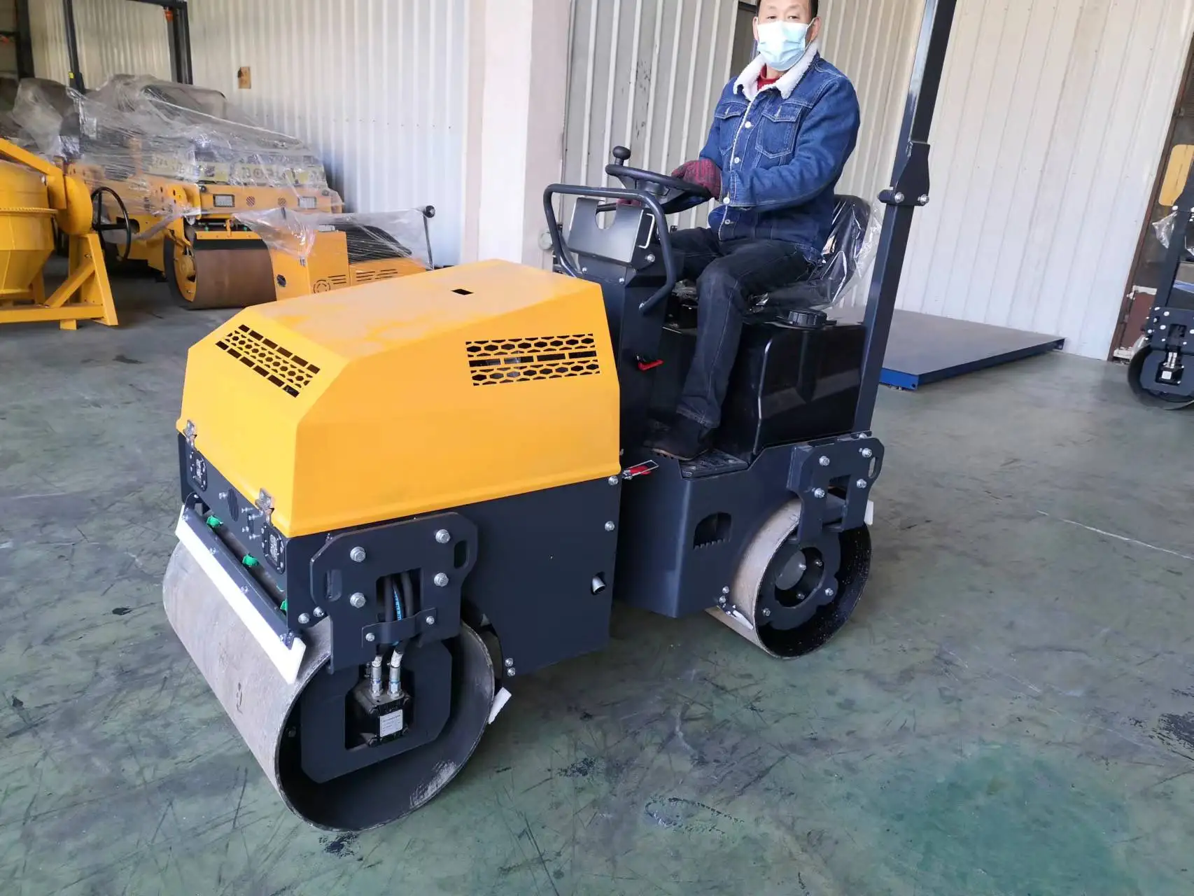 1.2 Ton Small Drivable Double Smooth Drum Asphalt Soil Concrete Vibrator Compactor Ride On Road Roller Machine With Engine