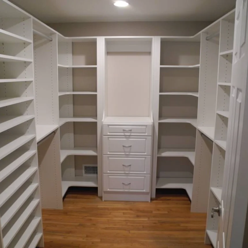 Красивый белый шкаф с римскими колоннами и золотой