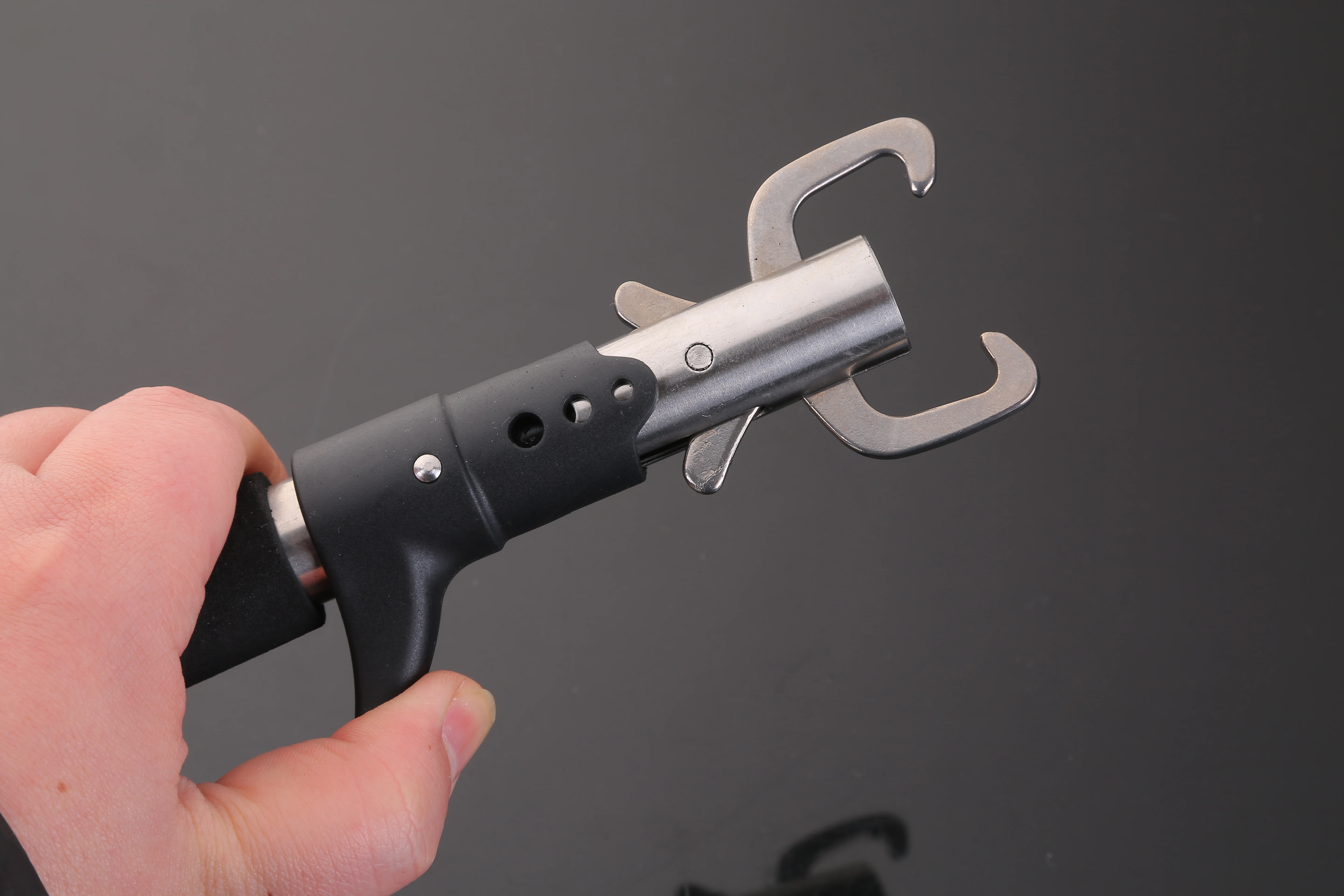 Fish Lip Gripper with Digital Scale Water-Resistant Lip Grip with Tape Measure Stainless Steel Fish Grabber with Weight Scale