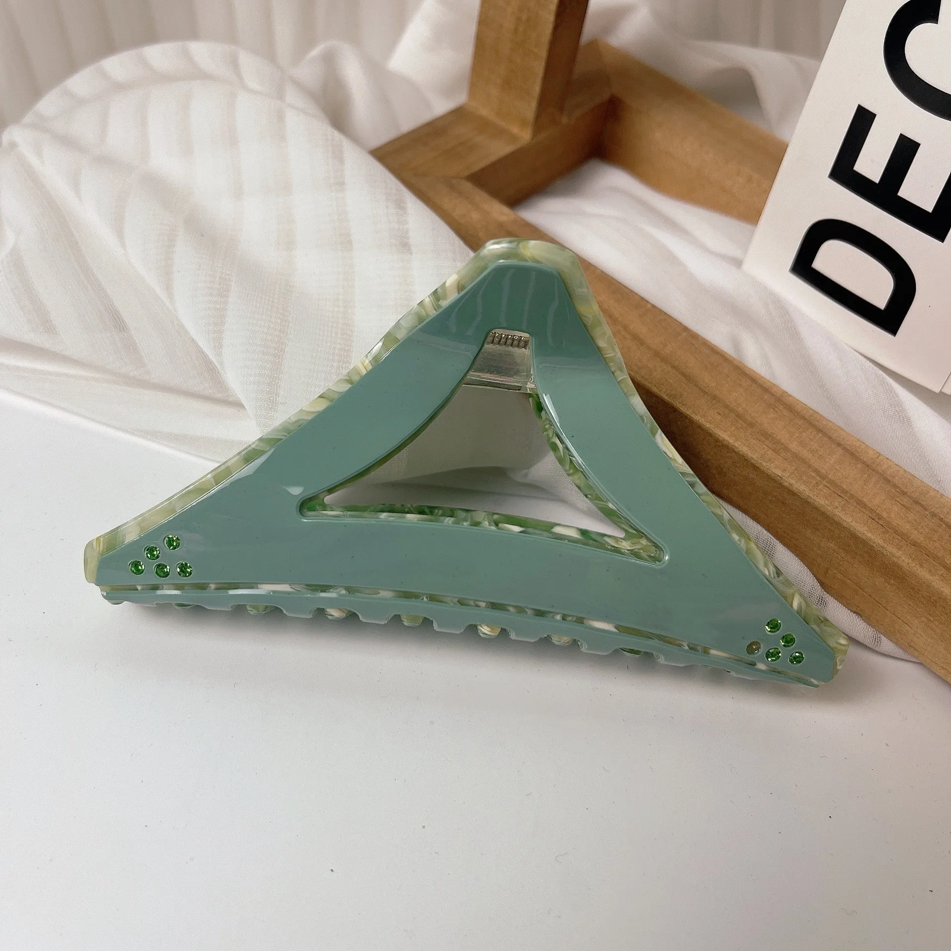 Korean triangle hollow acetic acid grab rhinestone large temperament senior sense hair accessories