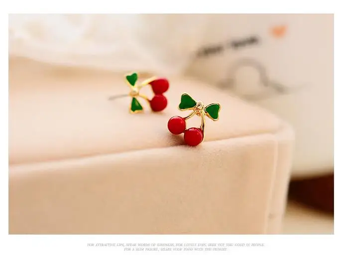 Детские позолоченные серьги-гвоздики в виде вишни с винтовой застежкой и красной эмалью