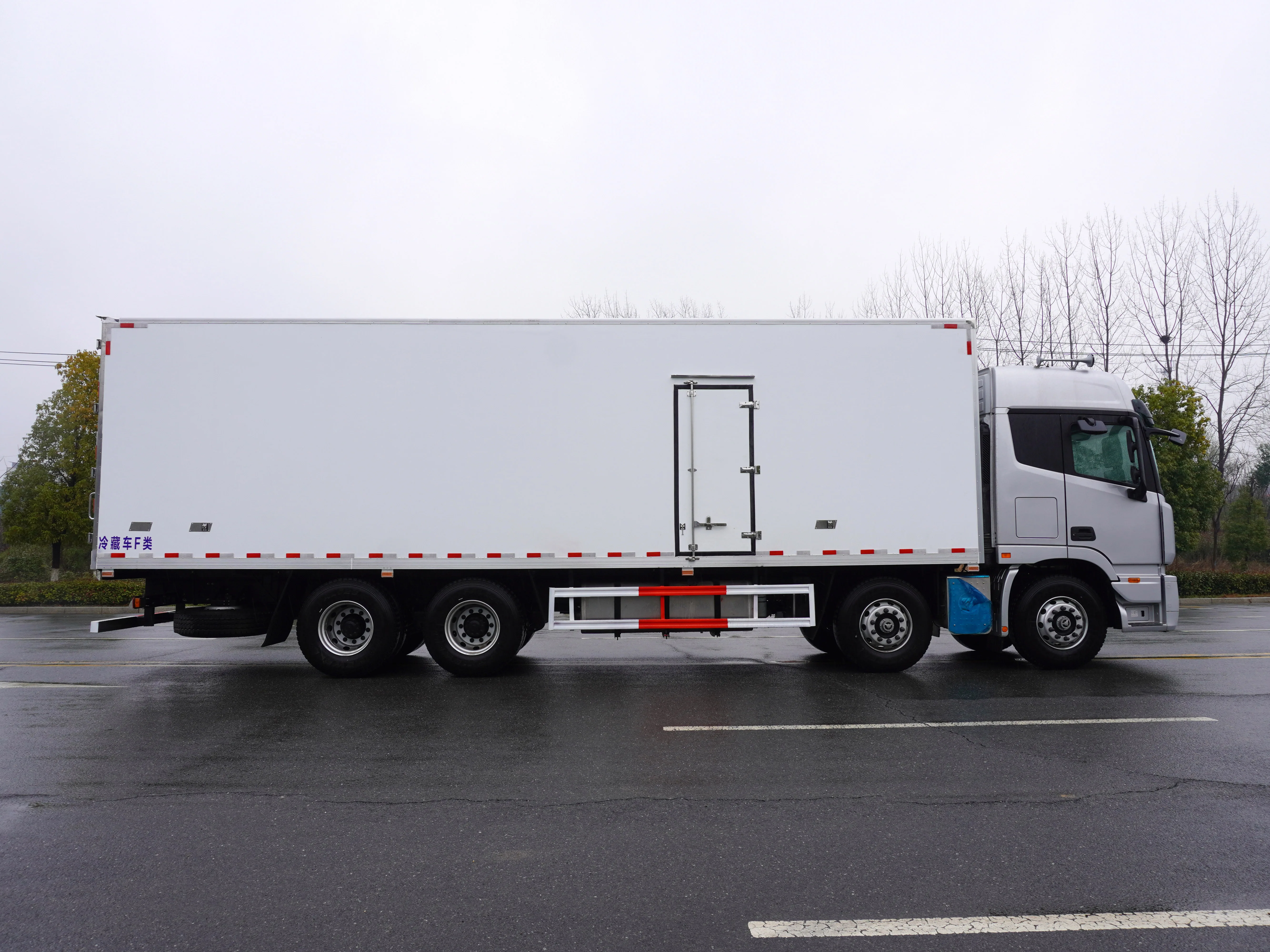 New Design Foton Auman 8x4 19 Ton 9.5m Freezer Truck Refrigerated Truck For Sale