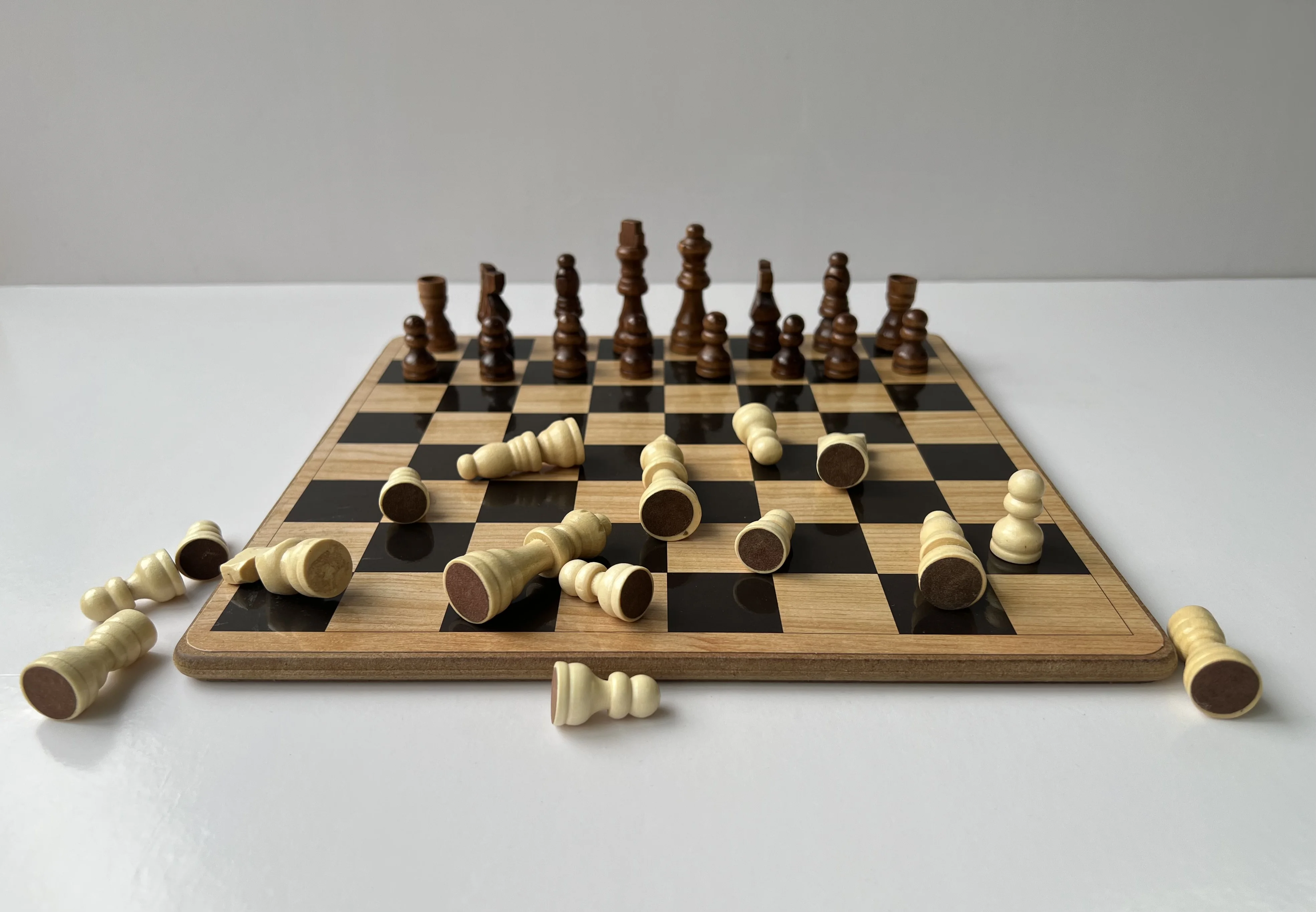 Chess set board game, 32 pieces, suitable for adults and children traveling home game gifts.