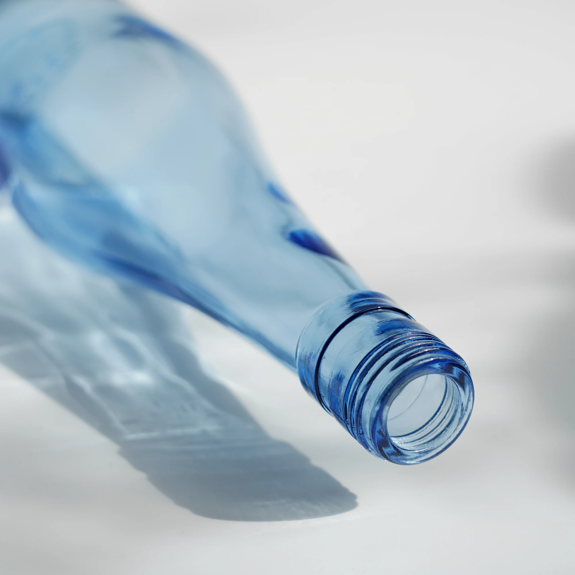 700ml screw beverage vodka whisky jean drink brandy carbonated drink champagne transparent light blue glass bottle