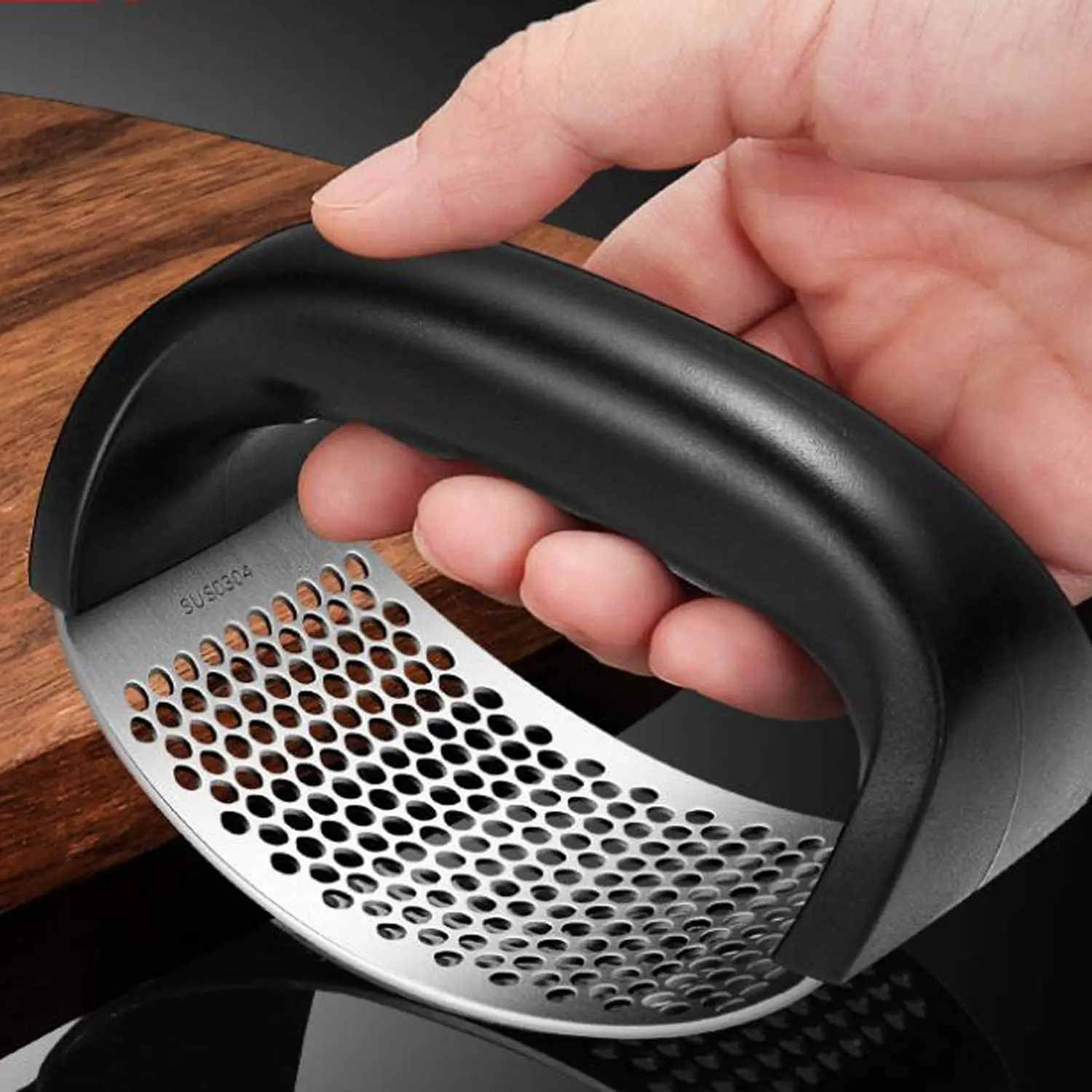 New kitchen gadgets easy clean annular garlic crusher 430 stainless steel manual garlic grinder press tool