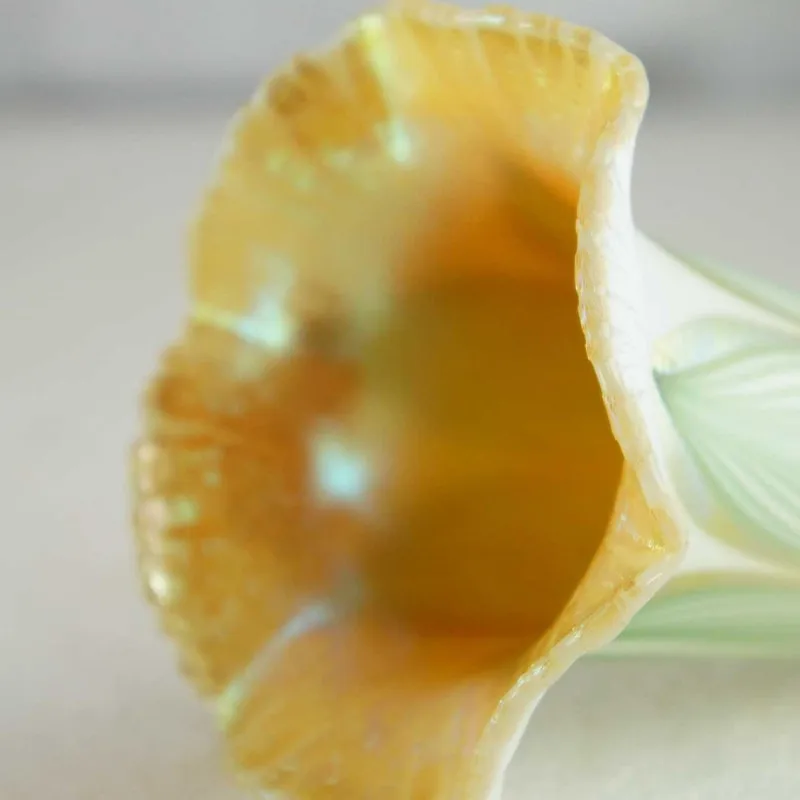 Античная стеклянная лампа оттенка зеленого белого и золотого цвета натянутое перо