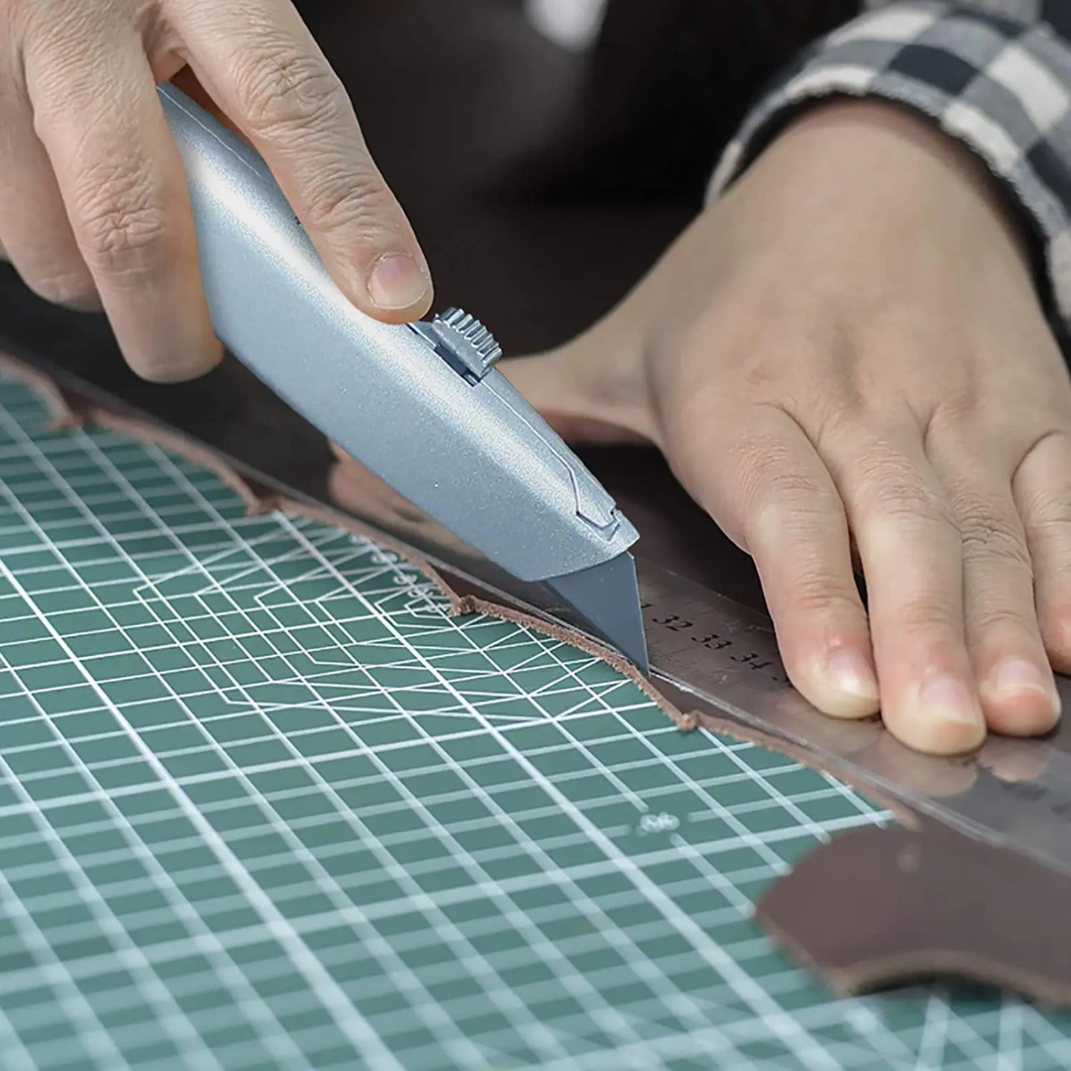 high-carbon steel blade utility knife factory direct sales 18*100mm utility knife