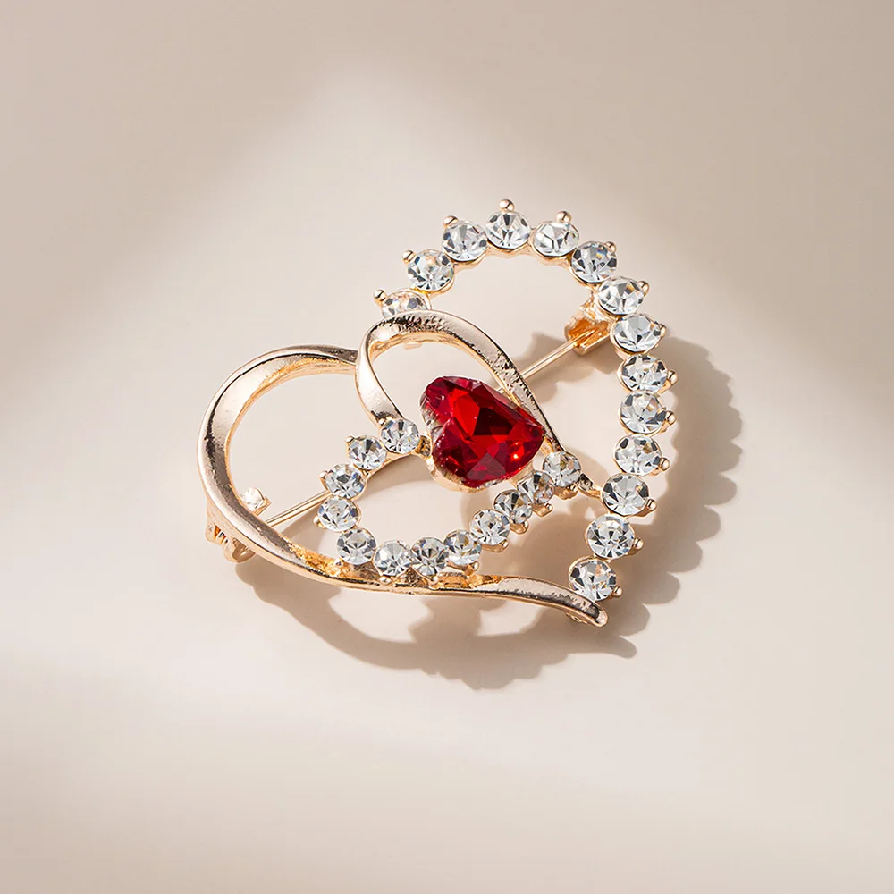 Женская брошь в виде сердца