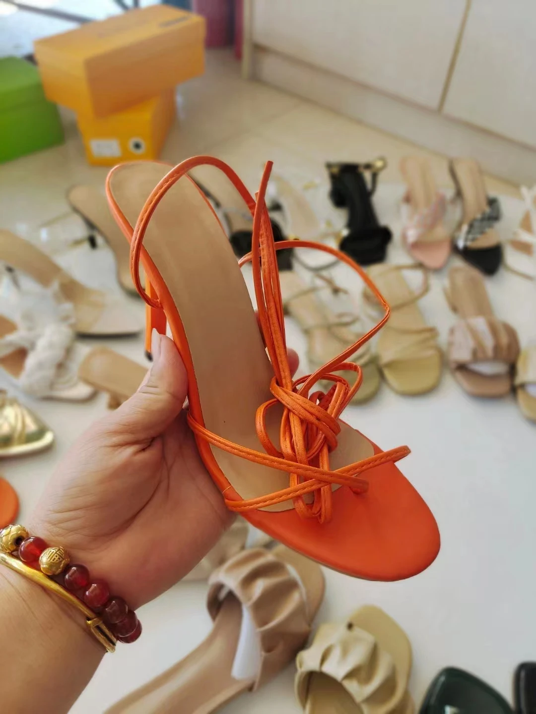 Китайская фабрика, босоножки большого размера на каблуке с открытым носком, обувь для женщин, оригинальный дизайн, смешанные стильные босоножки, есть в наличии