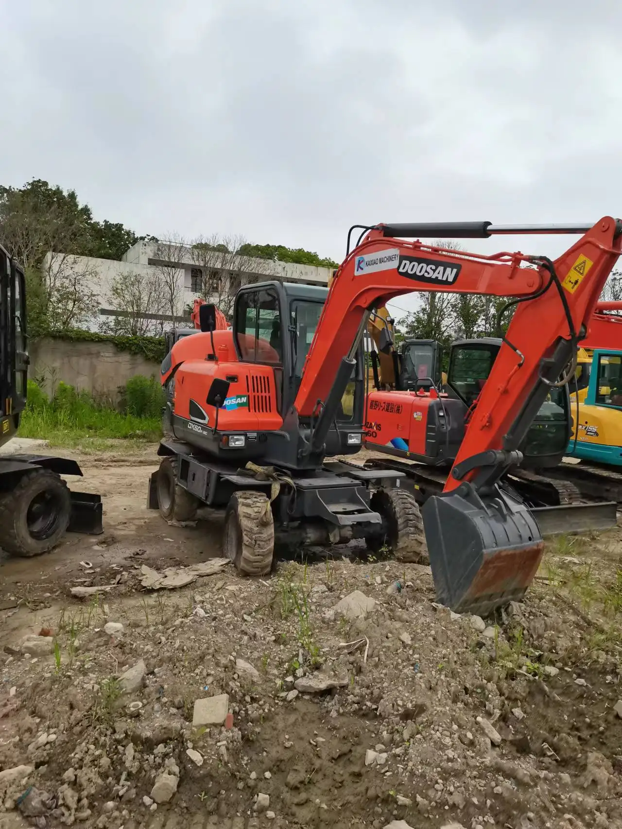 origin Korea used/second hand doosan DX60 wheel excavator SALE IN SHANGHAI WITH LOW PRICE doosan DX60