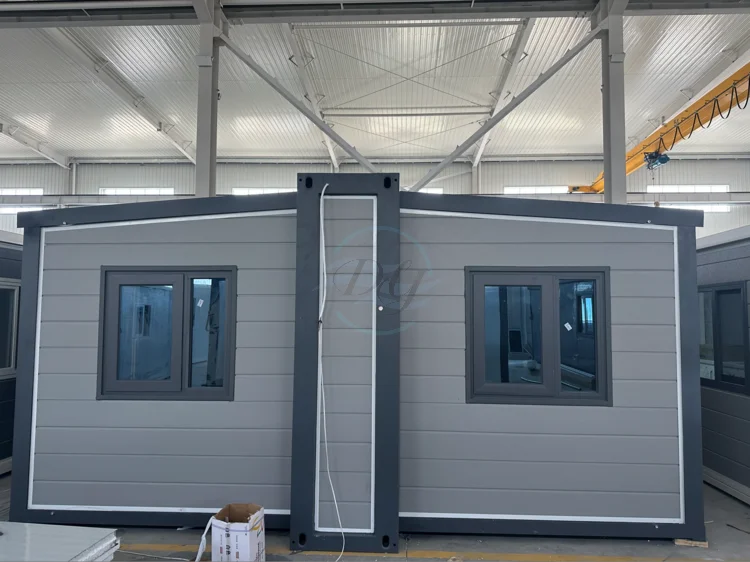 Spot prefabricated house with three rooms for family living room, small house, expandable container house