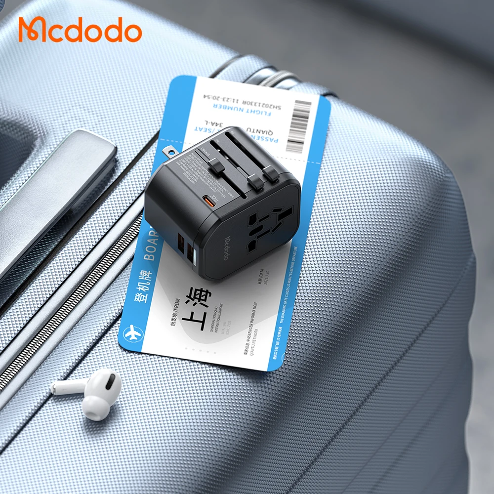 Wholesale Global Power Converters 20W PD QC Fast Charge USB-C + 2USB AC Outlet Plugs Security Door 20W Travel Adapter Worldwide