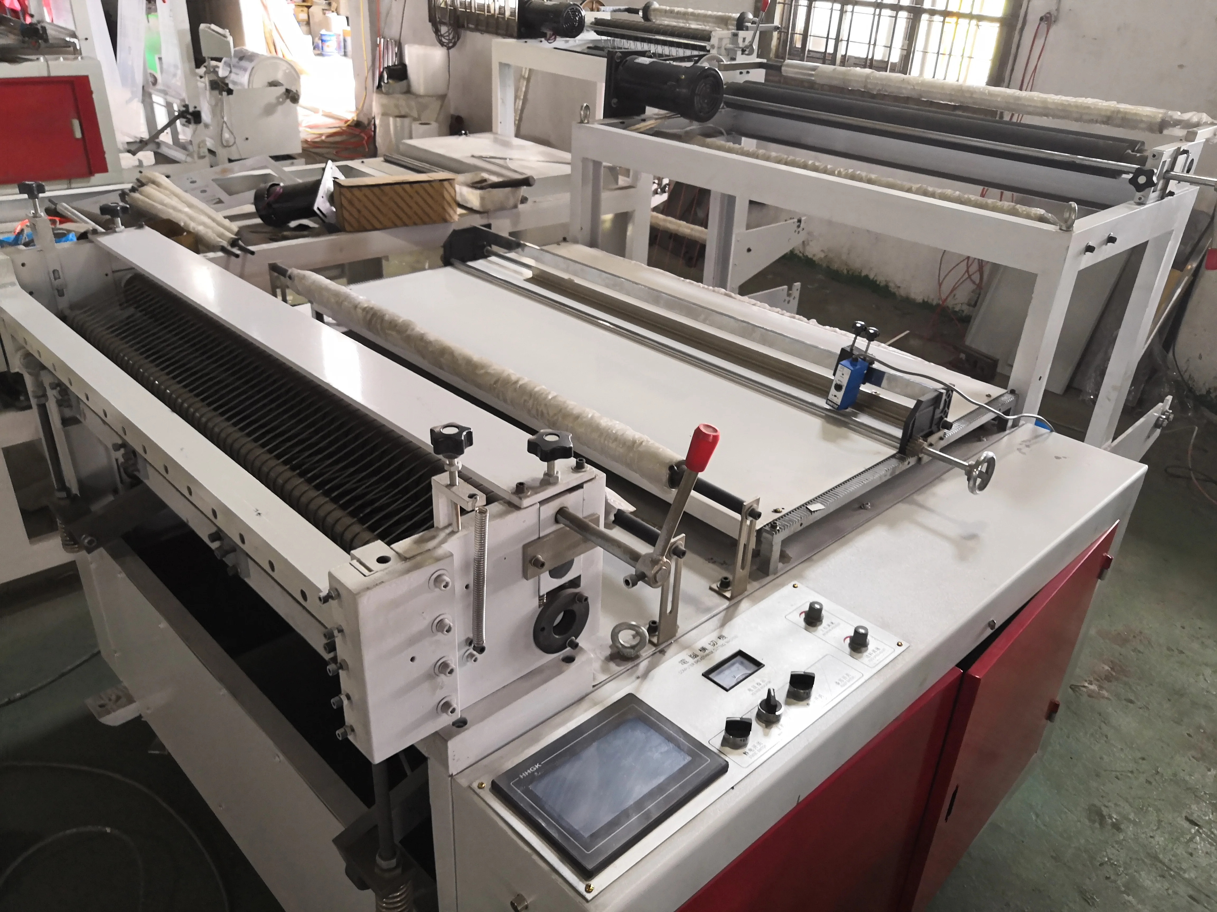 HQ1300D Plastic Film And Paper Sheet Cutting Machine