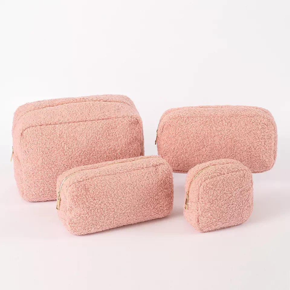 Keymay Fast Ship Wholesale Sherpa Teddy Cosmetic Bag Varsity Letter Makeup Bag Travel Pouch With Zipper Soft Plush Fuzzy Bag