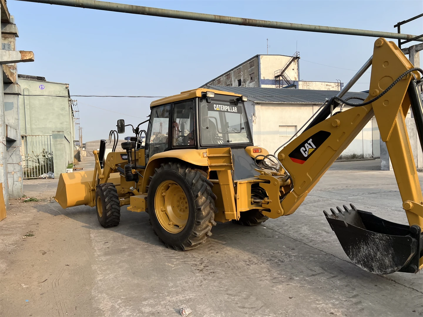 Б/у экскаватор-погрузчик Caterpillar 420F 420f2 416E по низкой цене