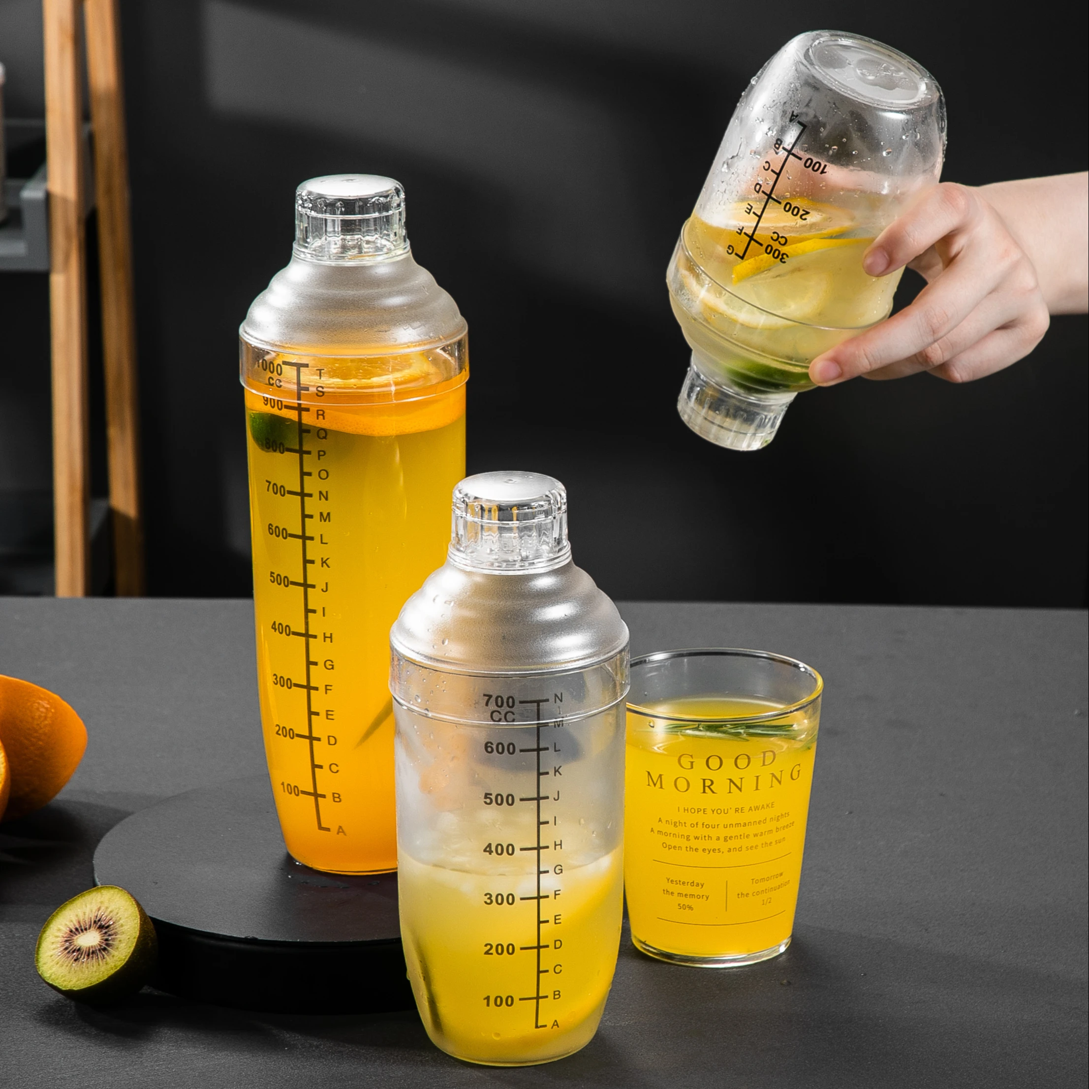 Wholesale 300ml-1000ml Plastic PP Cocktail Shakers Wine Mixer Hand Shake Cup Drink Mixer With Scale Boba Tea Shaker Cup Bar Tool