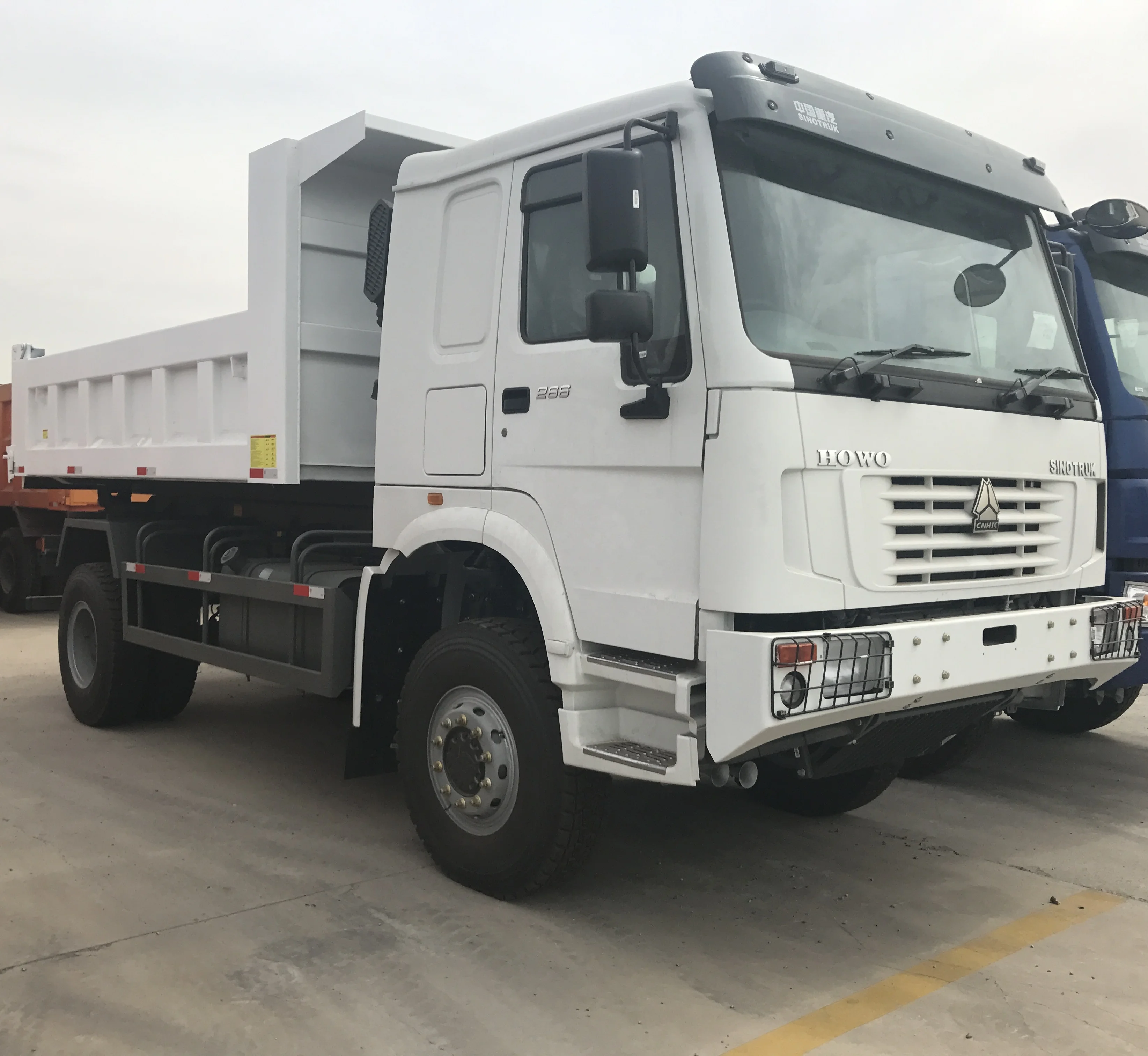 Hot Sale SINOTRUK HOWO 4X4 290HP Dump Truck Tipper Dumper Truck