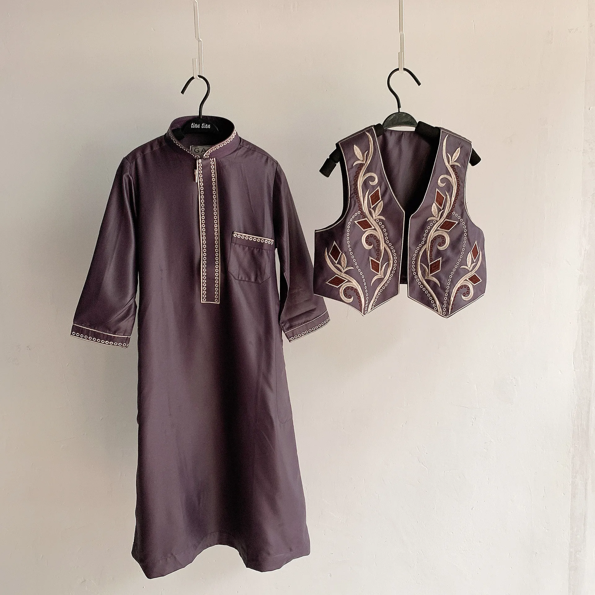 Factory Direct Children Muslim Embroidered Clothes Thobe Robe Kids Boys Islamic Arab Clothing Jubah Kids Abaya Set