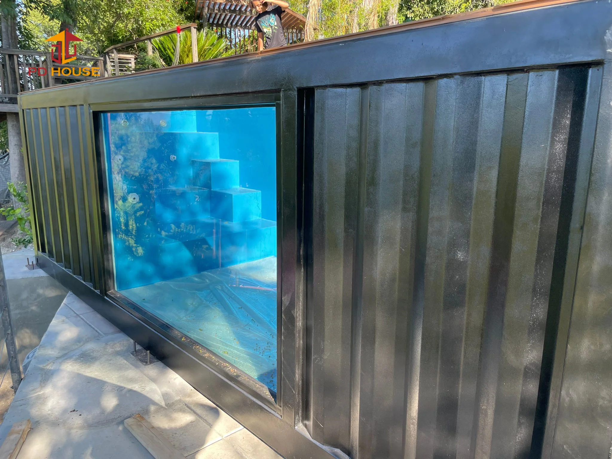 Outdoor prefabricated steel structure tempered glass transparent visible bathtub hydrotherapy sea container swimming pool