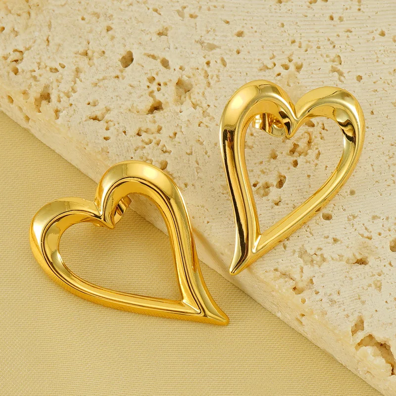 Wholesale Fashion Jewelry Girls Earrings 18k Gold Plated Big Hollow Stainless Steel Heart Stud Earrings Heart Earrings