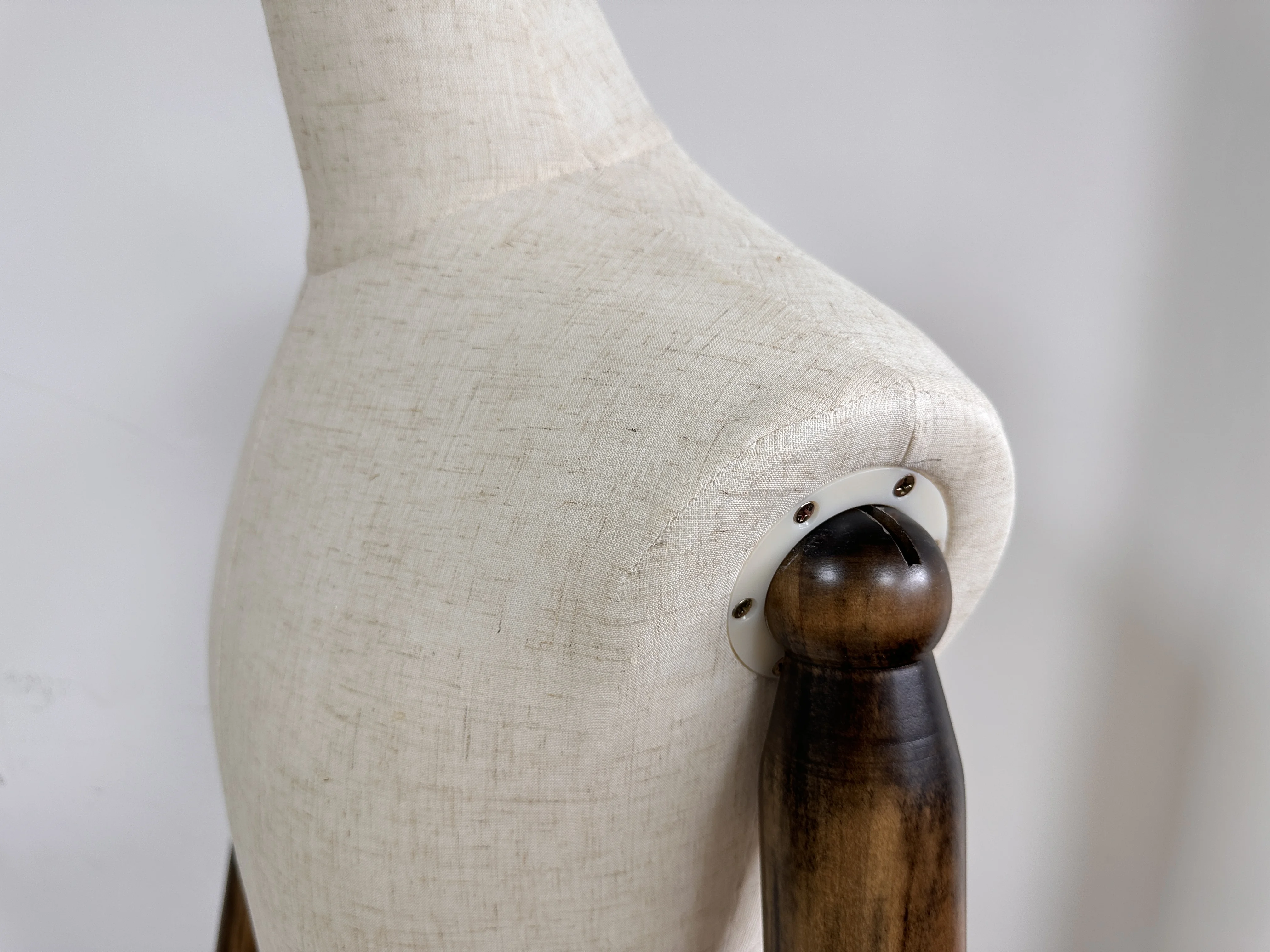 High Quality Wholesale Flexible Wooden Arms Male Suit Mannequin For Display Adjustable Half Body Male Mannequin