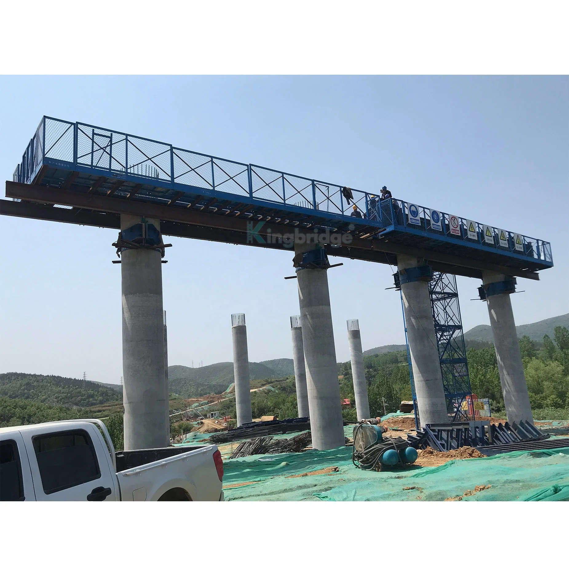 CHANNEL OF SAFE OPERATION PLATFORM FOR CAPPING BEAM CONSTRUCTION ROADS AND BRIDGES SCAFFOLD