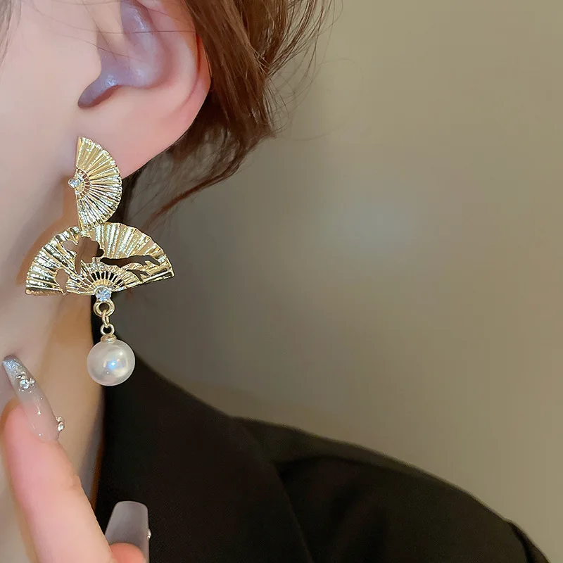 DAIHE 2024 New Unique Design Chinese Style Fan Studded Pearl Pendant Earrings For Women