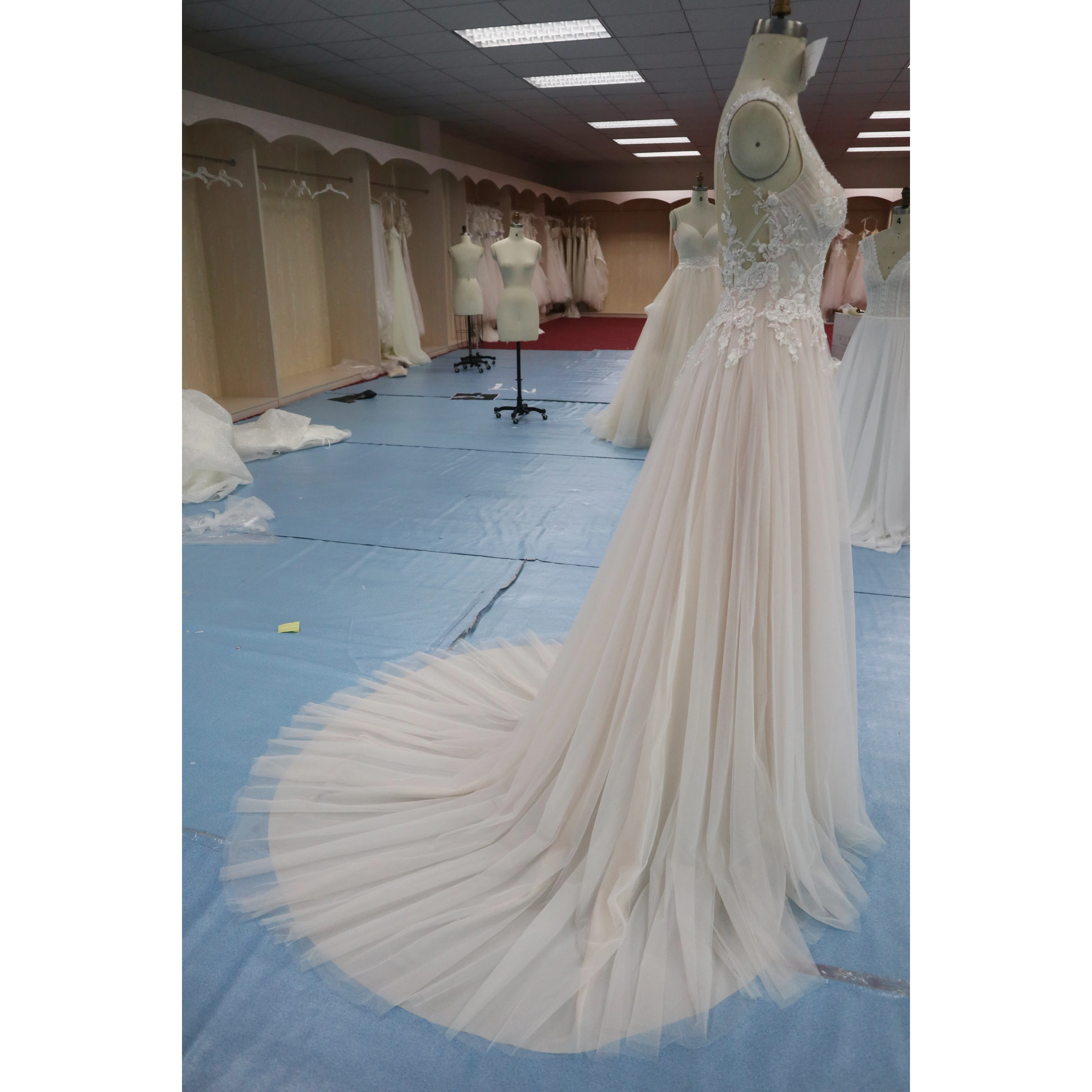 Factory direct sales wholesale Chinese fashion wedding dress cheap ladies bridal dress