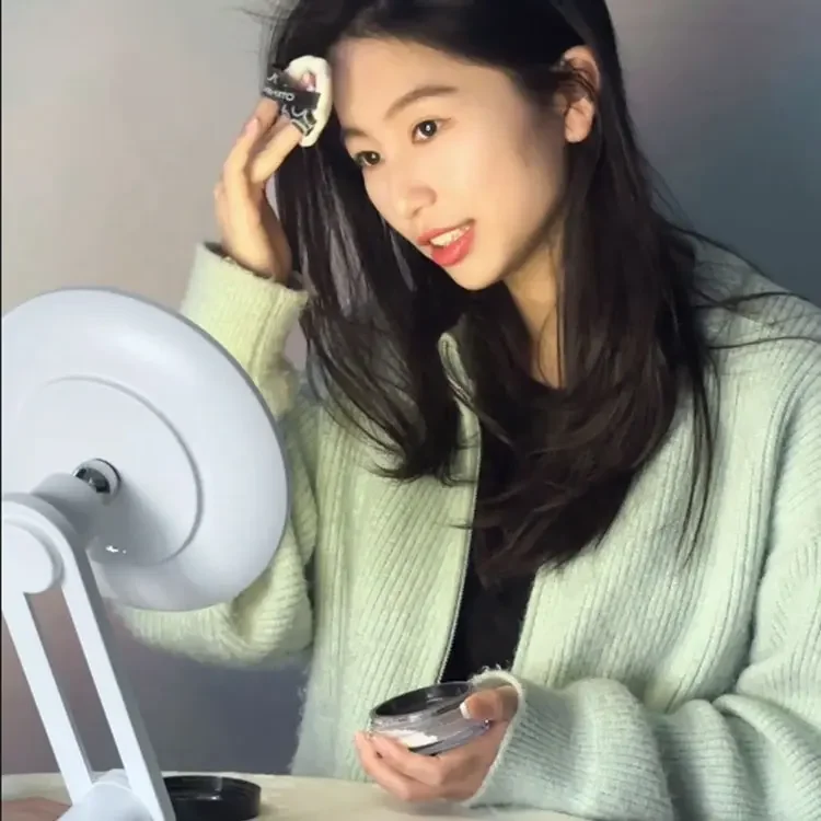 2023 new Use USB Standing Table Mirror Make Up LED Mirror Wholesale Simple LED Lighted Vanity Mirror Custom Size for Home