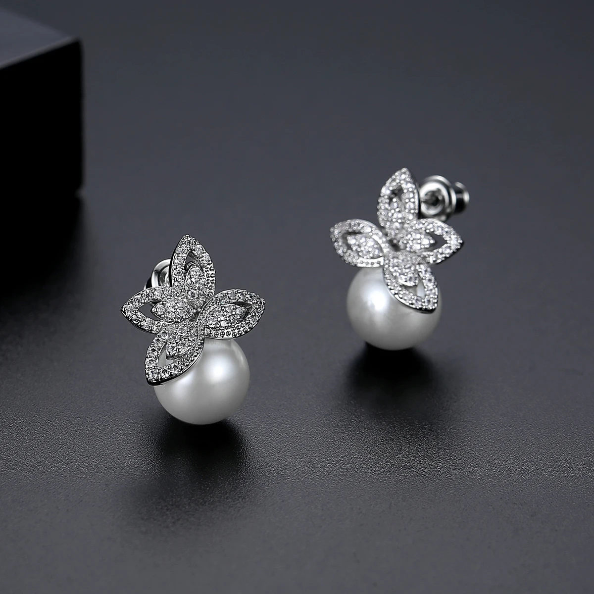 LUOTEEMI Wholesale Free Shipping Hot sale Women Luxury Clear Cubic Zircon Paved Wedding Pearl Earrings For Brides