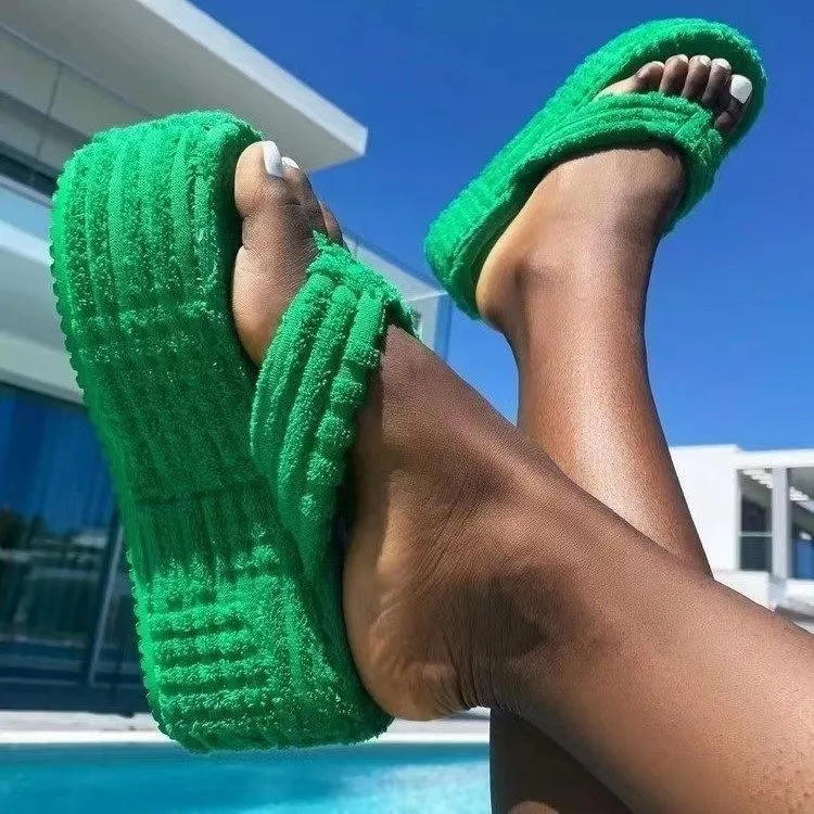 Занятая девушка WT4007 оптовая продажа с фабрики женские сандалии из махровой ткани; Шлепанцы на танкетке; Женские туфли-лодочки платформе; На скрытой танкетке подкладкой полотенце флип-флоп Тапочки