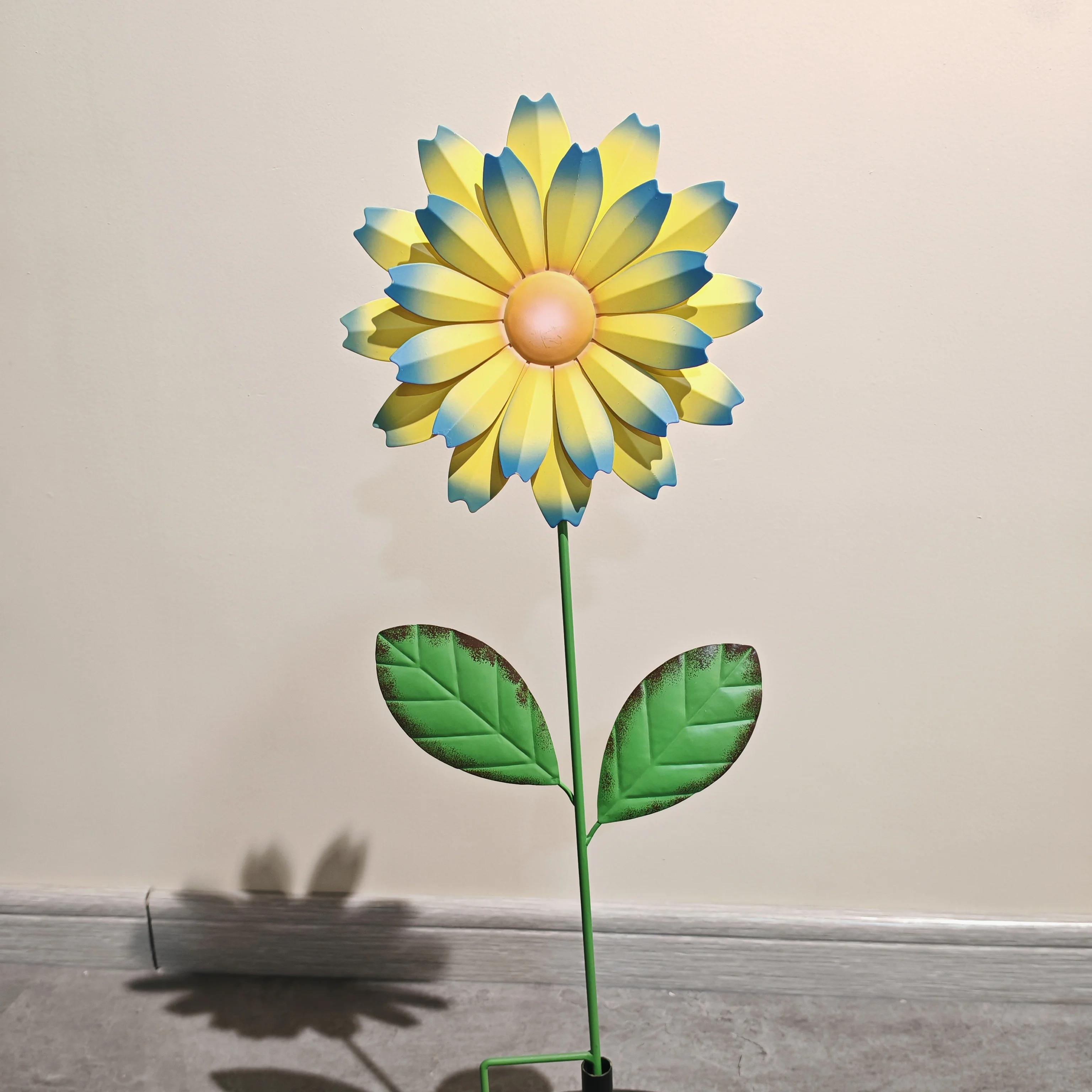 Manufacturer 2025 Spring New Design Wrought Iron Custom Garden Decoration Outdoor Flowers Design Garden Stakes Decor