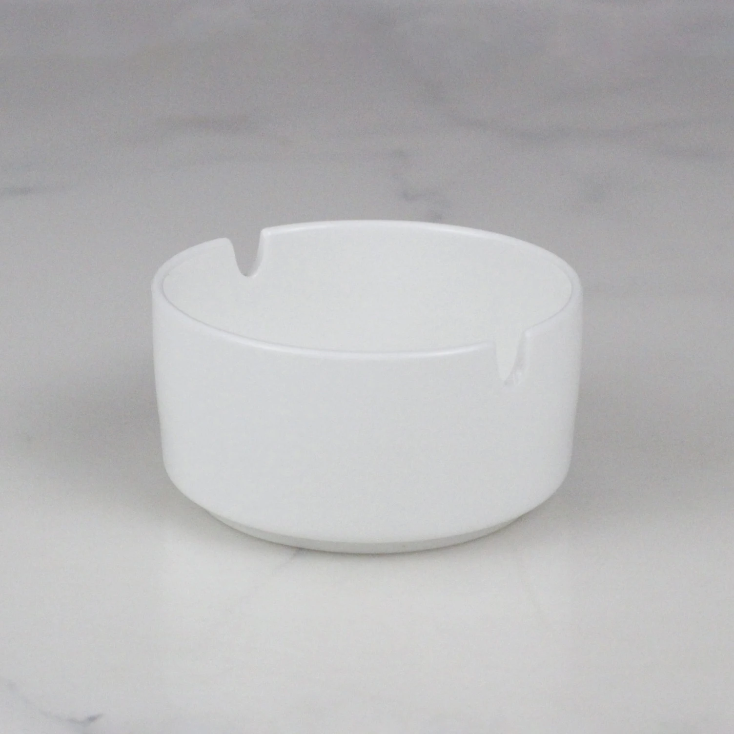 Hotel office home round desktop white cigarettes cigar ashtray porcelain ceramic classic smoking ashtray