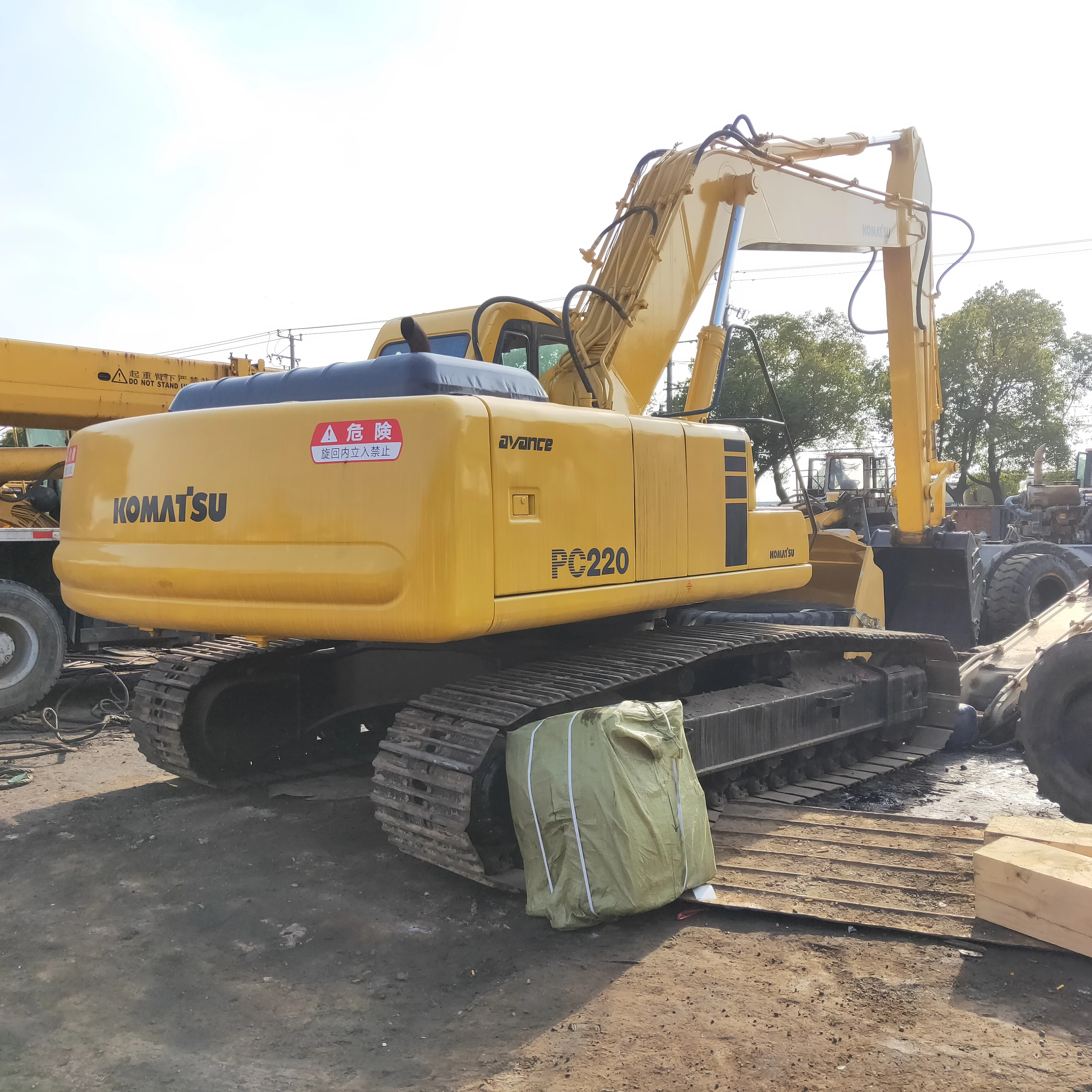 Used komatsu hydraulic excavator PC220-6 is on hate sale PC200-6 PC220-7 PC200-7