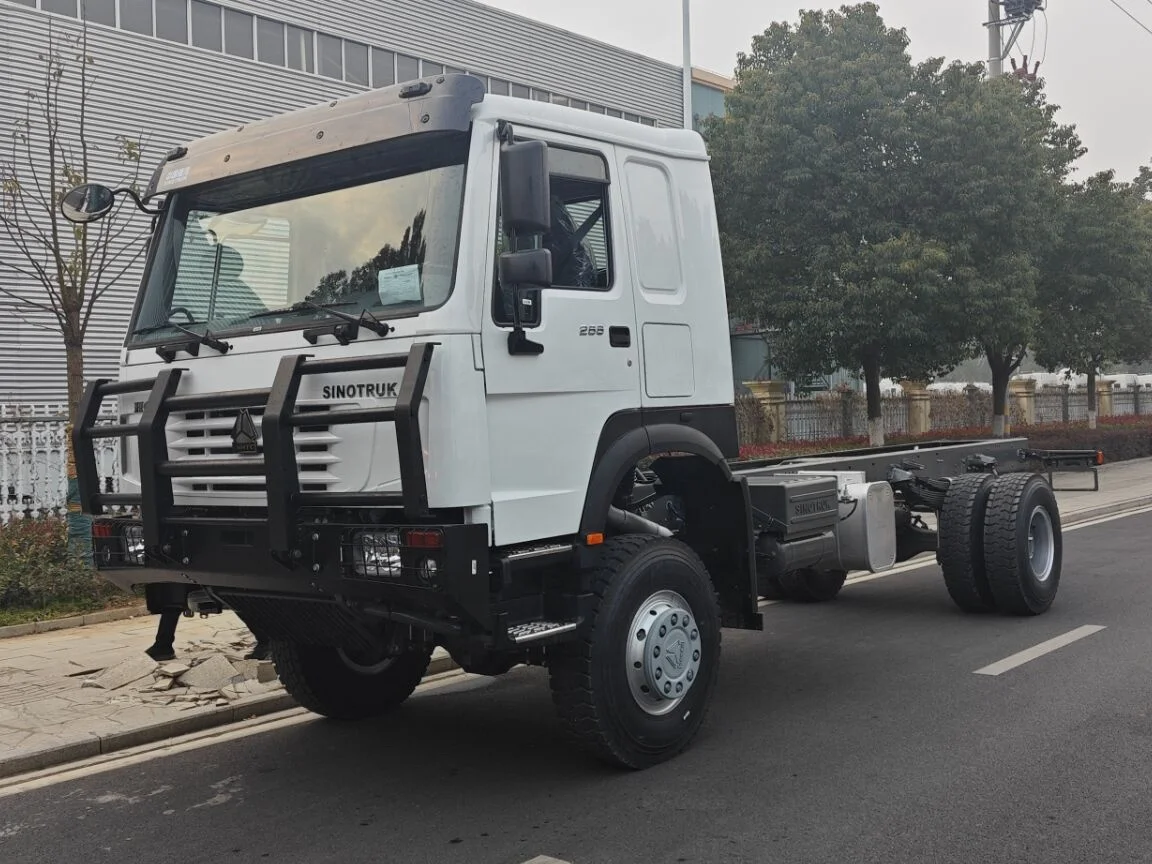 SINOTRUK HOWO 4X4 266HP 30 seats Labour Truck