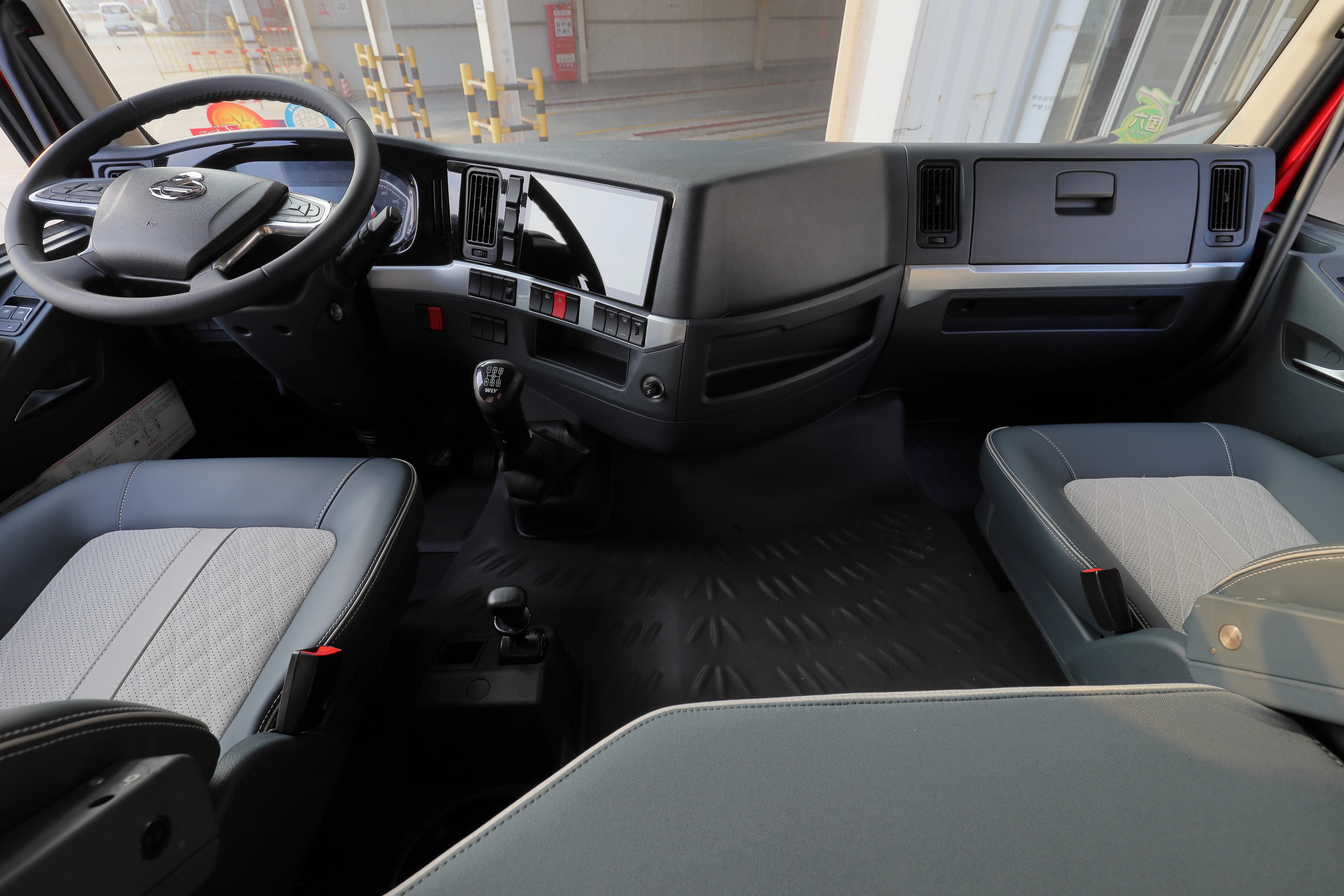 Dongfeng Liuzhou Chenglong H5 270HP 4*2 New 9.7m Diesel Van Truck Automatic Left-Steering Euro 5 Emission Standard Fast Powerful