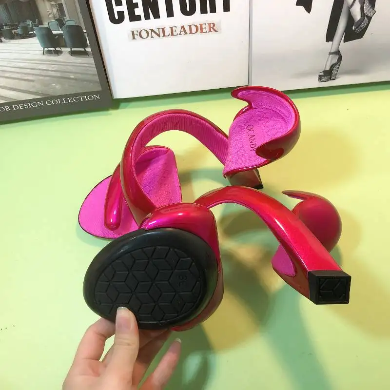 Женские летние туфли со змеиным принтом необычные на высоком каблуке 2022