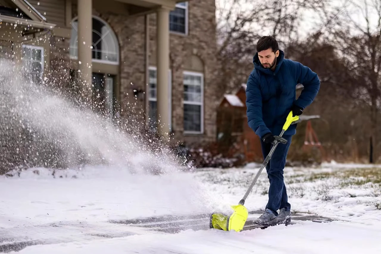 Hot Sale Convenient Cordless Electric Power Snow Shovel Automatic with Battery Easy to Carry Plastic Snow Blower