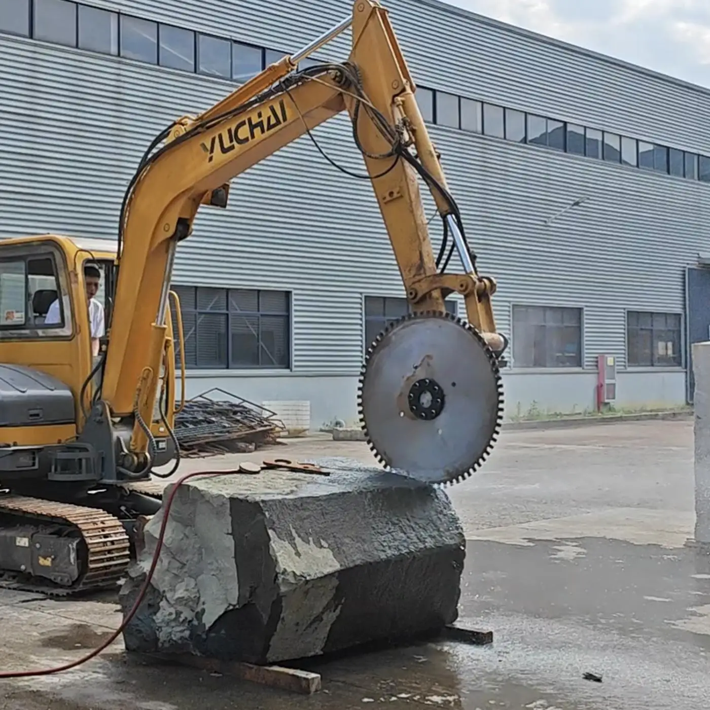 YS-10SS Existing goods Synthetic diamond Small investment Easy to install Tunneling Excavator concrete saw for Digger attachment