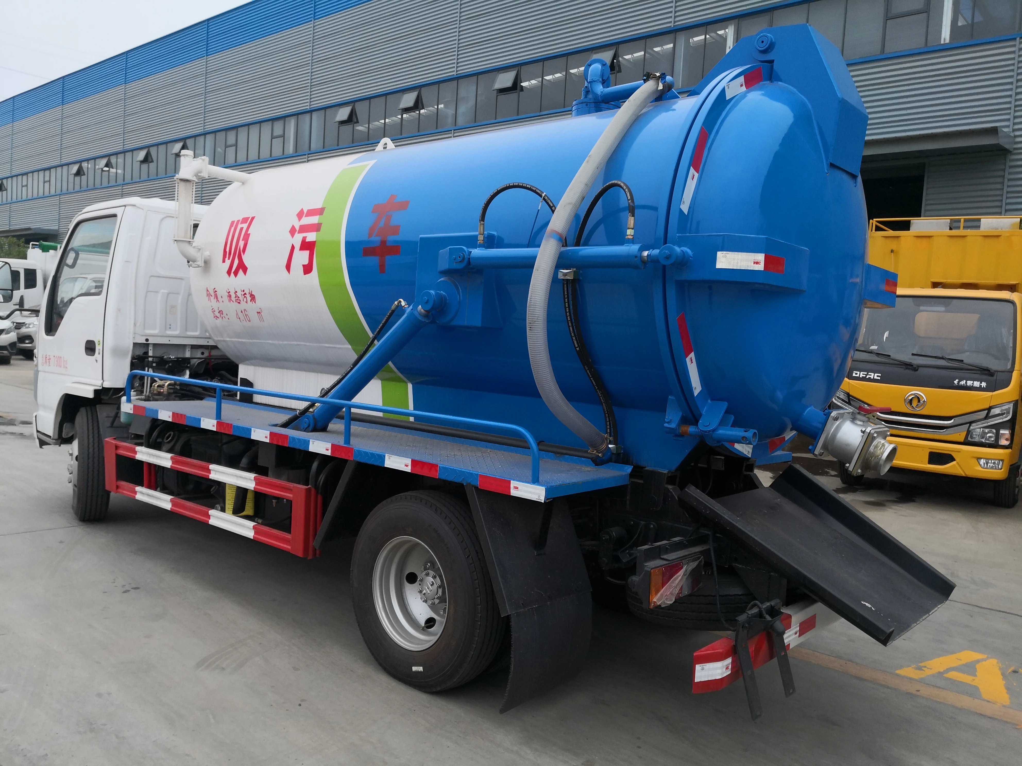Низкая цена ПВХ смола Dongfeng Левая 5 квадратных илососная машина небольшой с