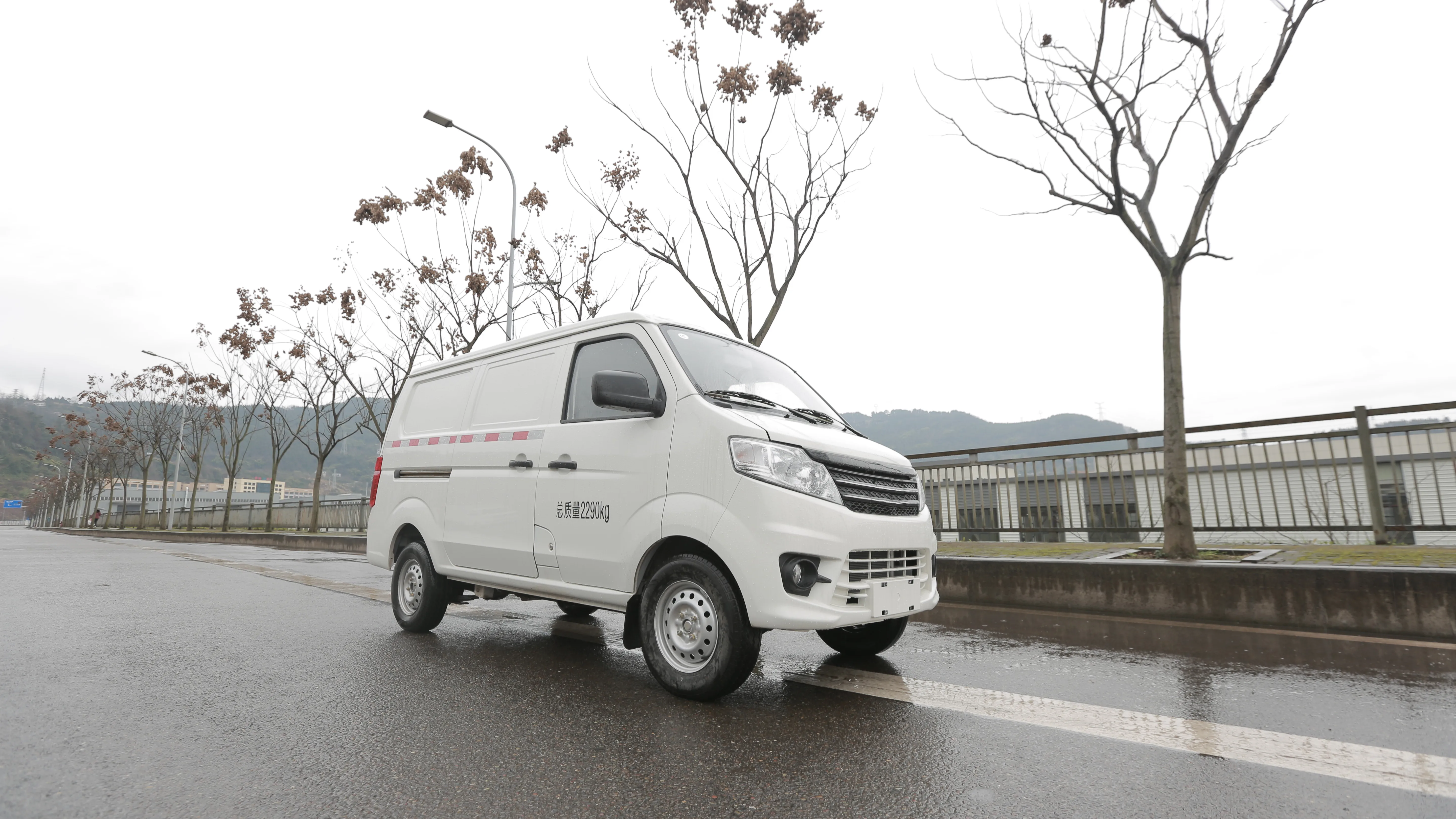 New brand model 4*2 Electric delivery Van truck cargo van for sale and 240km Driving Range 100 km/h Max Speed